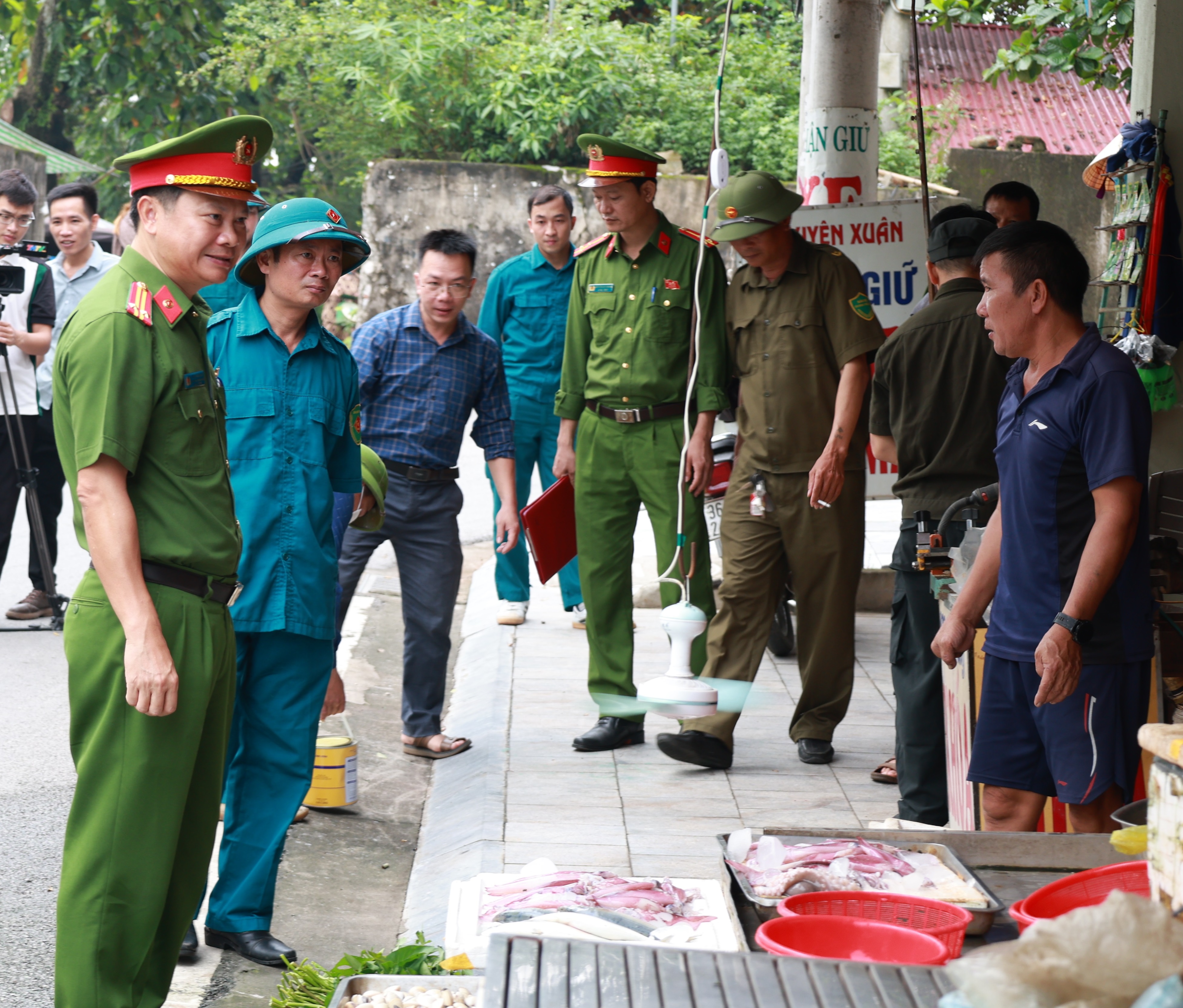 UBND xã Thiệu Hóa mở đợt cao điểm chấn chỉnh tình trạng lấn chiếm vỉa hè, lòng đường