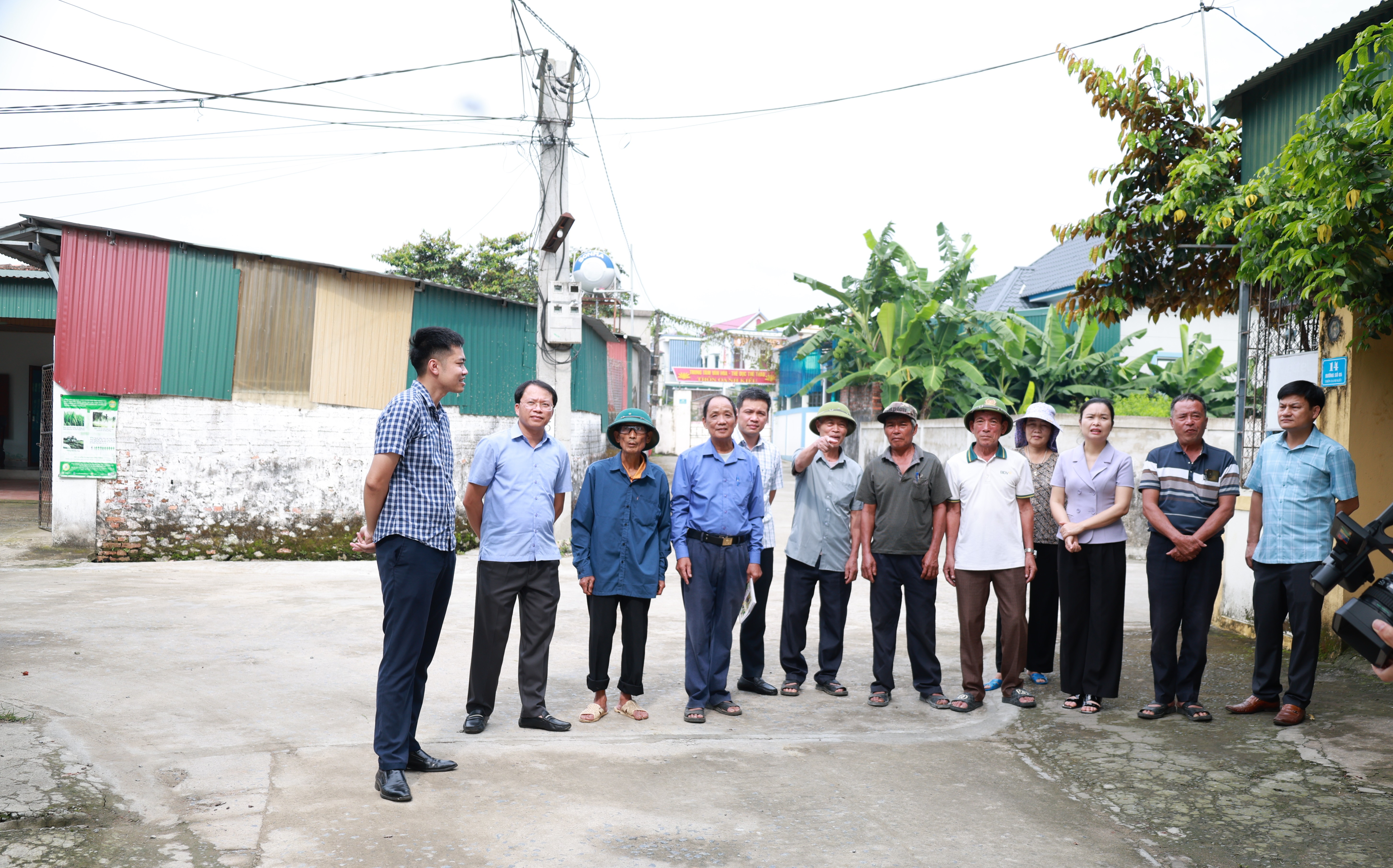 Đồng chí Bí thư Đảng ủy Nguyễn Trọng Trang xã kiểm tra côgn tác chỉnh trang cảnh quan, đường giao thông tại thôn Thành Đồng và Oanh Kiều