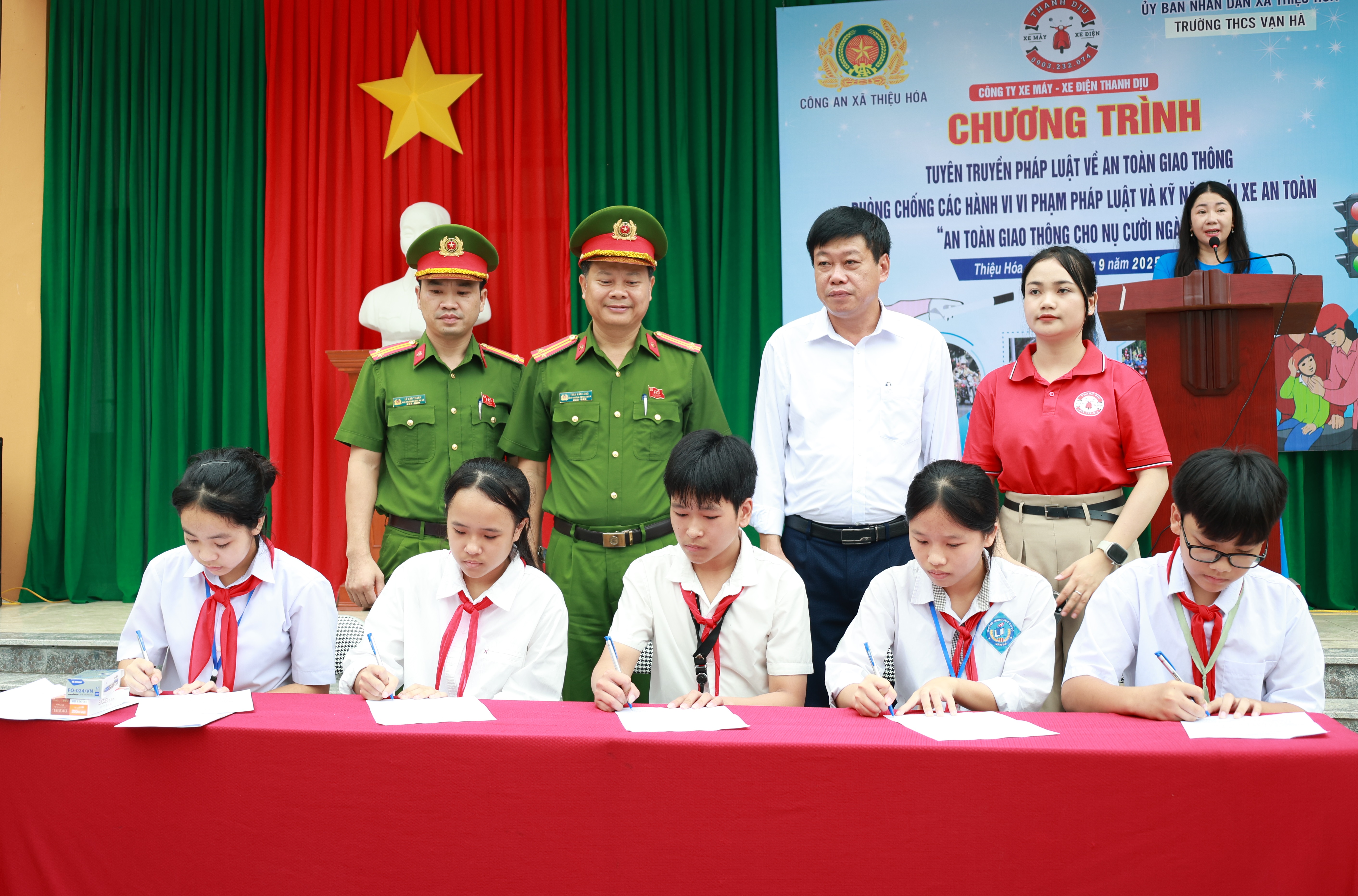 100% học sinh, giáo viên trường THCS Vạn Hà ký cam kết chấp hành nghiêm quy định về an toàn giao thôn