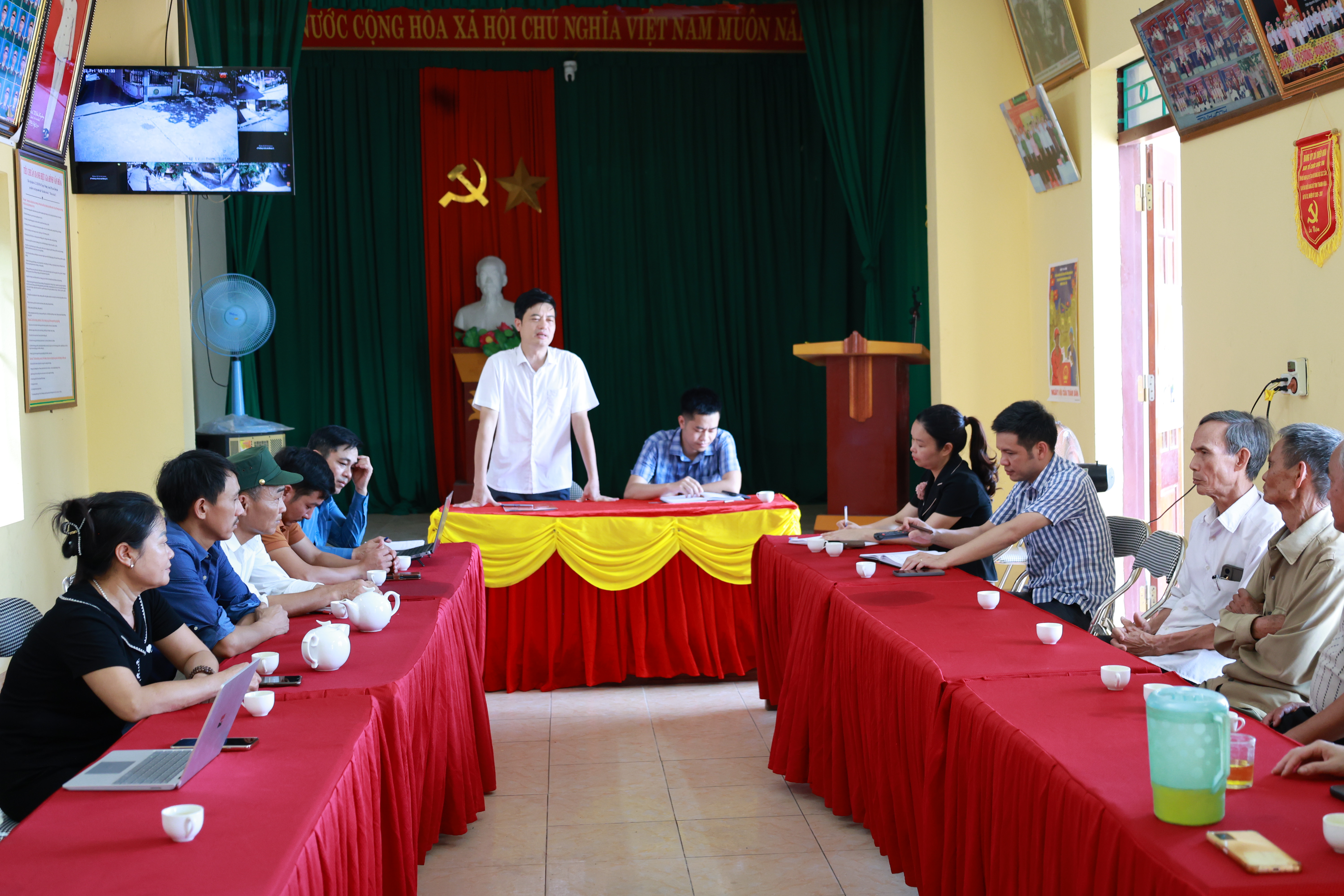 Đồng chí Phó Bí thư Thường trực Đảng ủy Lê Minh Sơn kiểm tra tình hình thực hiện Nghị quyết 03 tại thôn Nguyên Lý, Nguyên Thắng