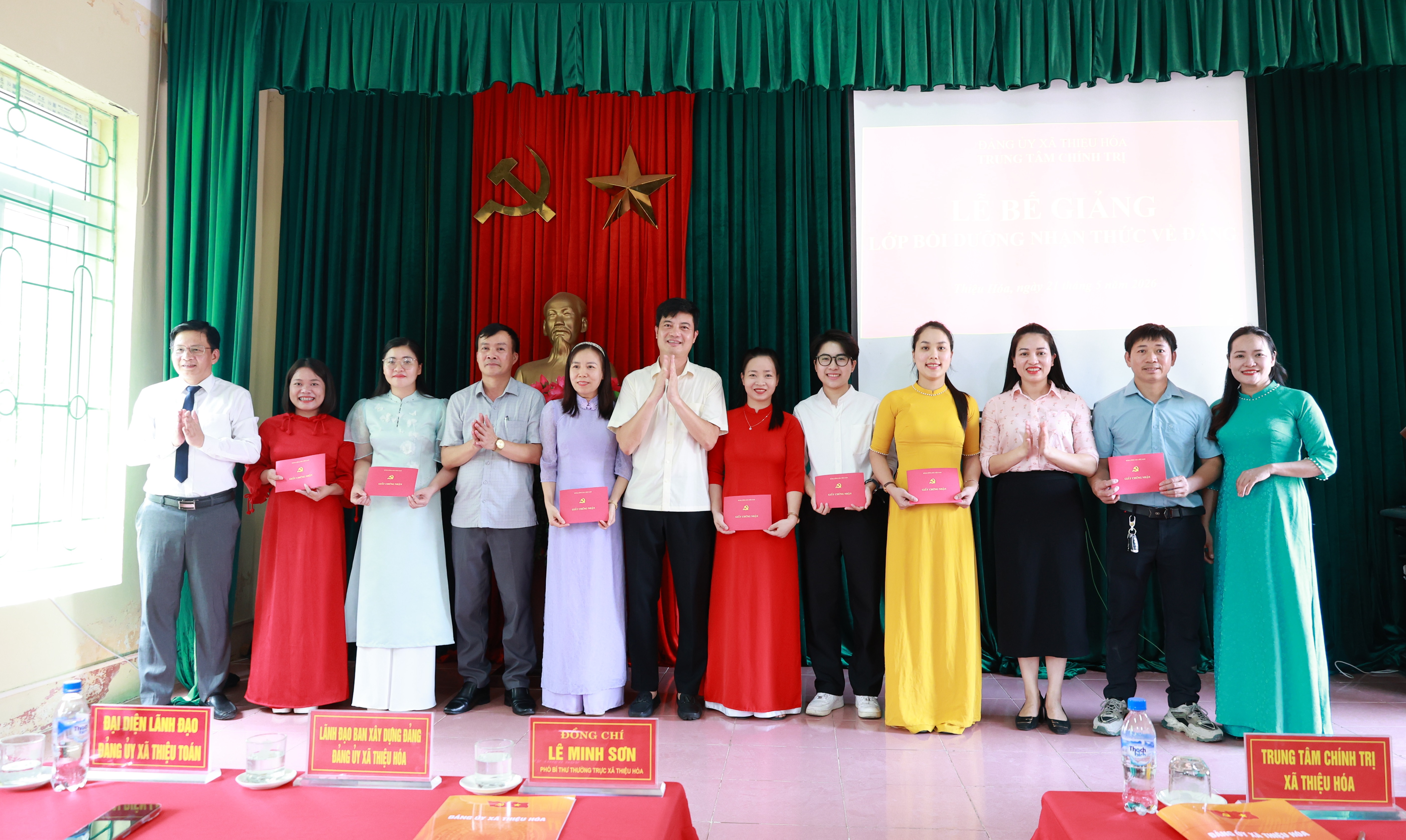 Bế giảng Lớp bồi dưỡng nhận thức về Đảng quần chúng ưu tú