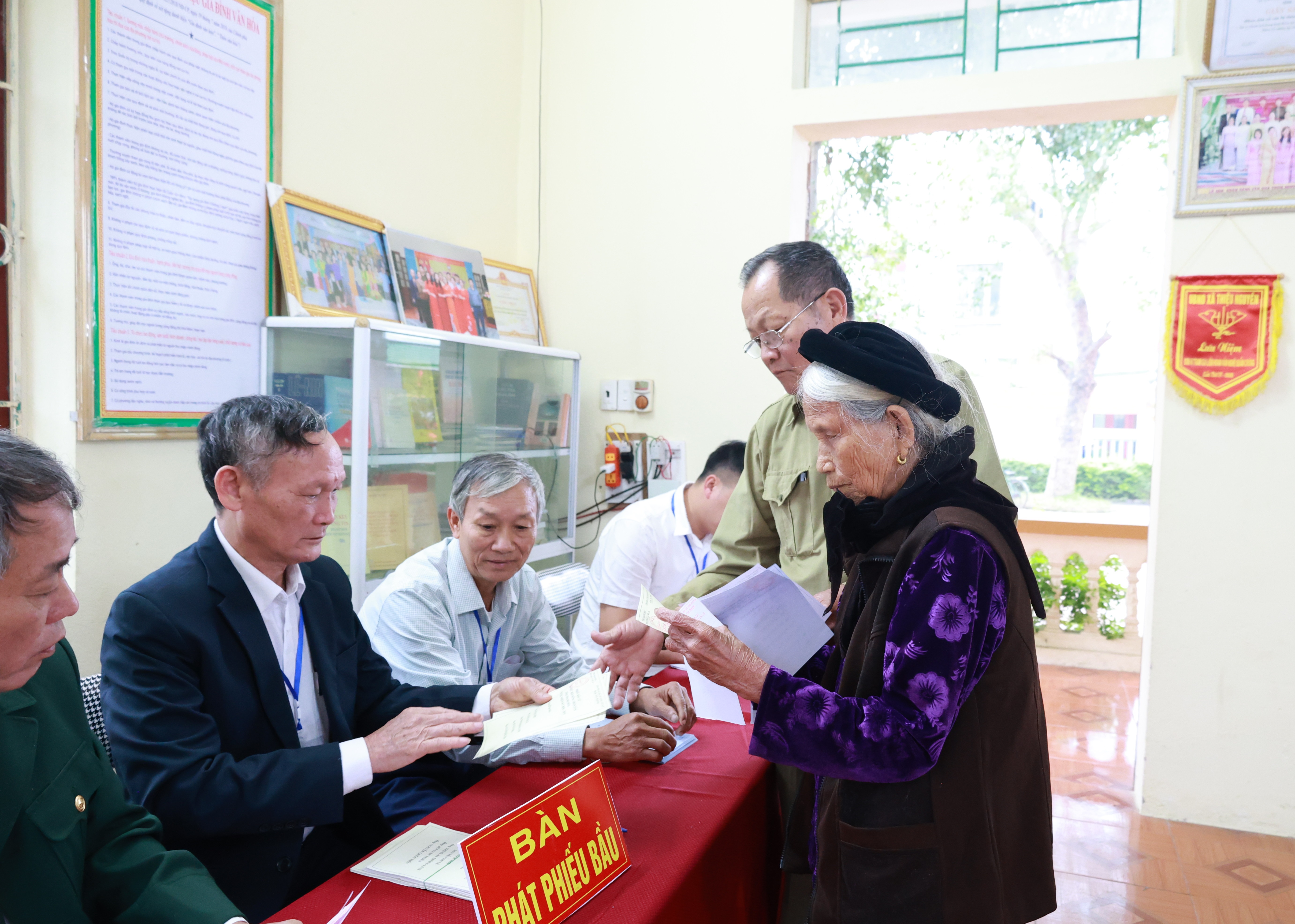 Thiệu Hóa: 99,98% cử tri tham gia bầu cử, nhiều khu vực đạt 100%