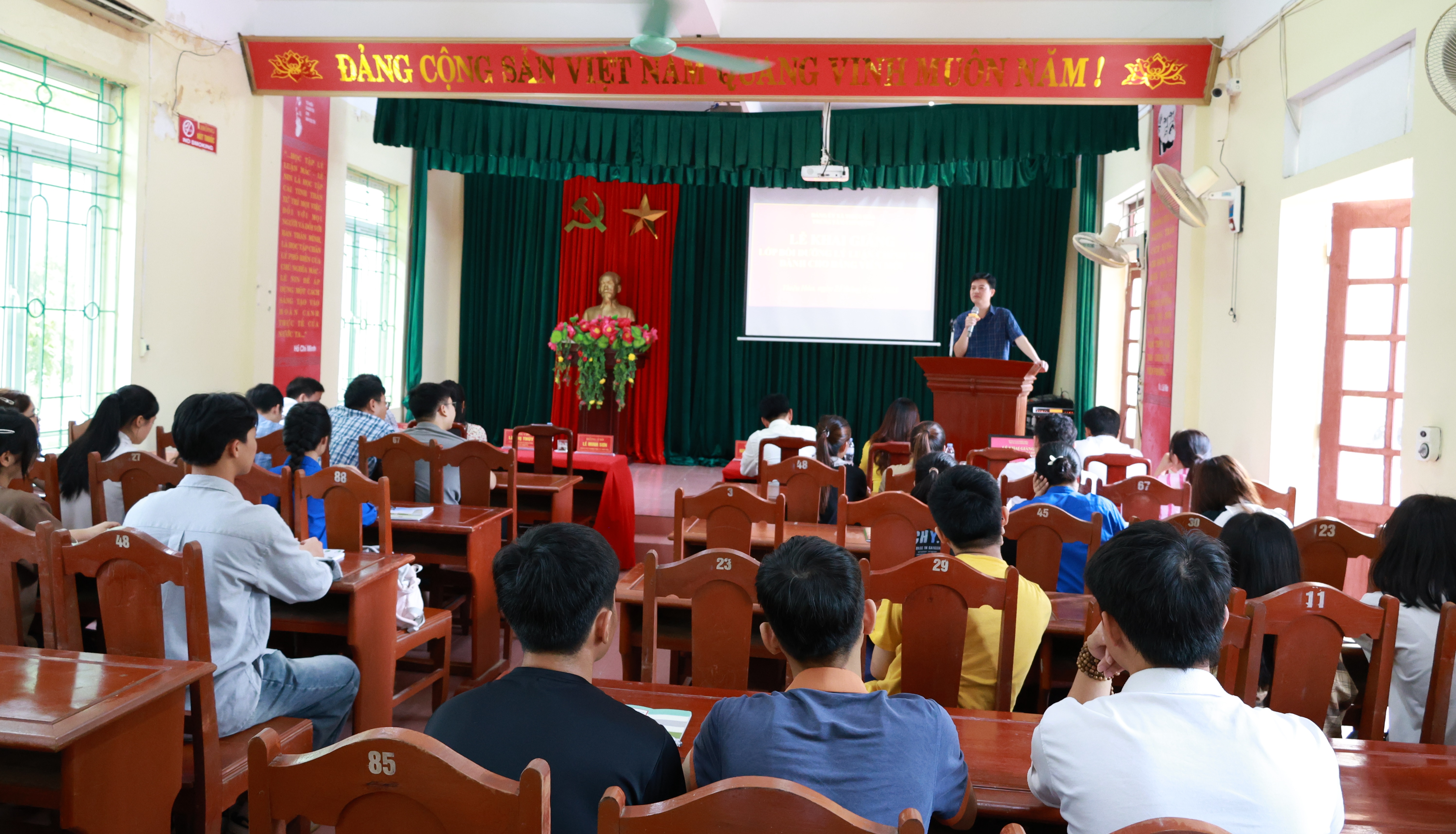 Bồi dưỡng lý luận chính trị dành cho Đảng viên mới.