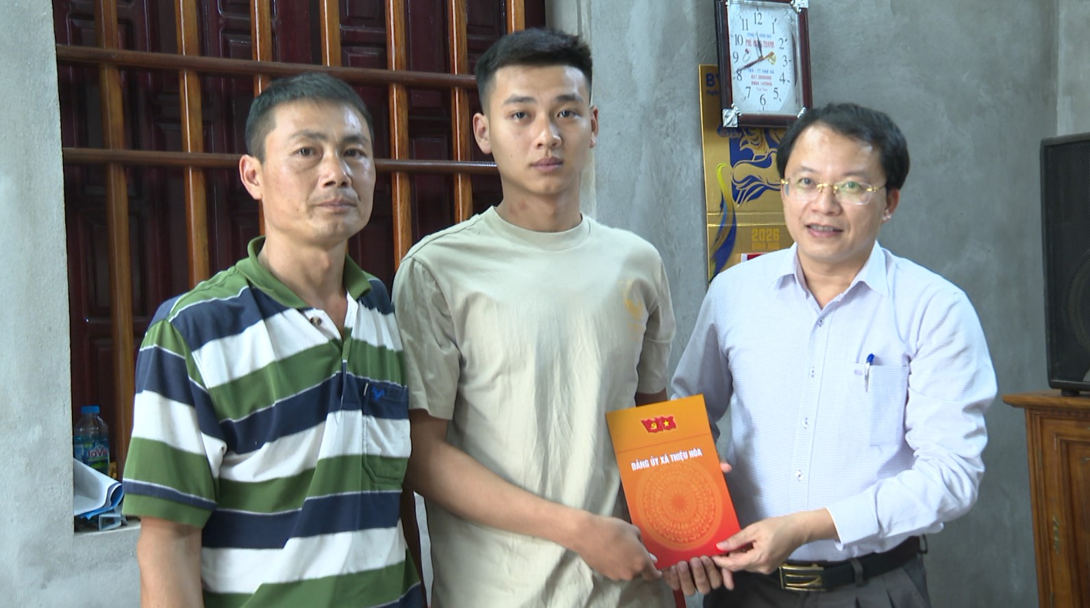 Bí thư Đảng ủy Nguyễn Trọng Trang thăm, động viên tân binh trước ngày lên đường nhập ngũ