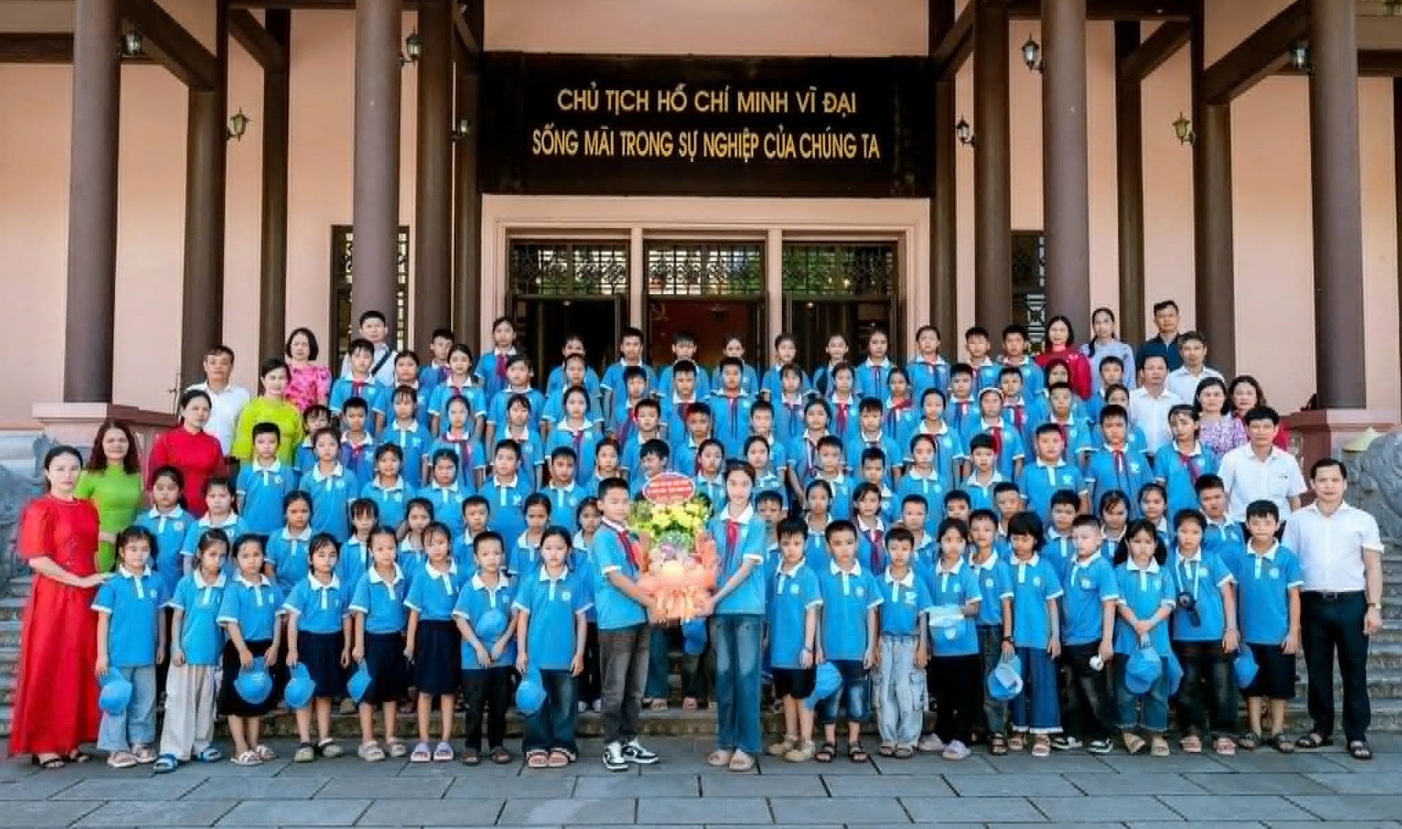 Trường Tiểu học Thiệu Công báo công dâng Bác