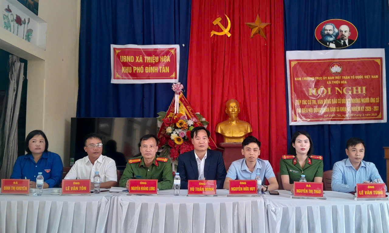 Các ứng cử viên Tổ bầu cử số 3 tiếp xúc cử tri tại khu phố Đỉnh Tân, xã Thiệu Hóa