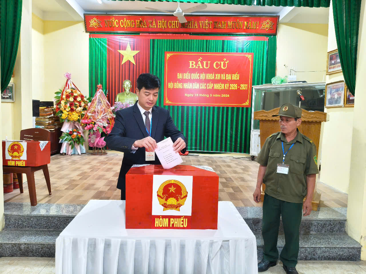 Phó Bí thư Thường trực Đảng ủy Lê Minh Sơn dự khai mạc bầu cử tại Nhà văn hóa Thuận Tôn
