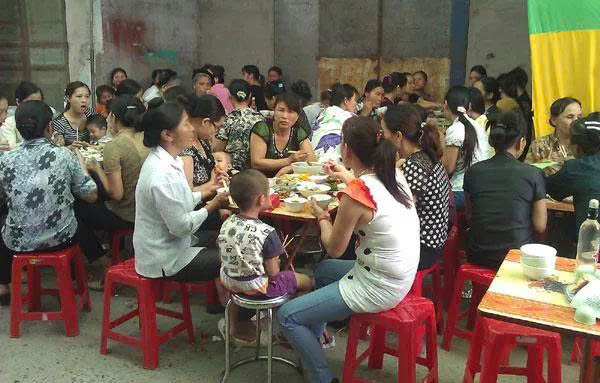 BÀI TUYÊN TRUYỀN BỮA CỖ TẬP TRUNG ĐÔNG NGƯỜI