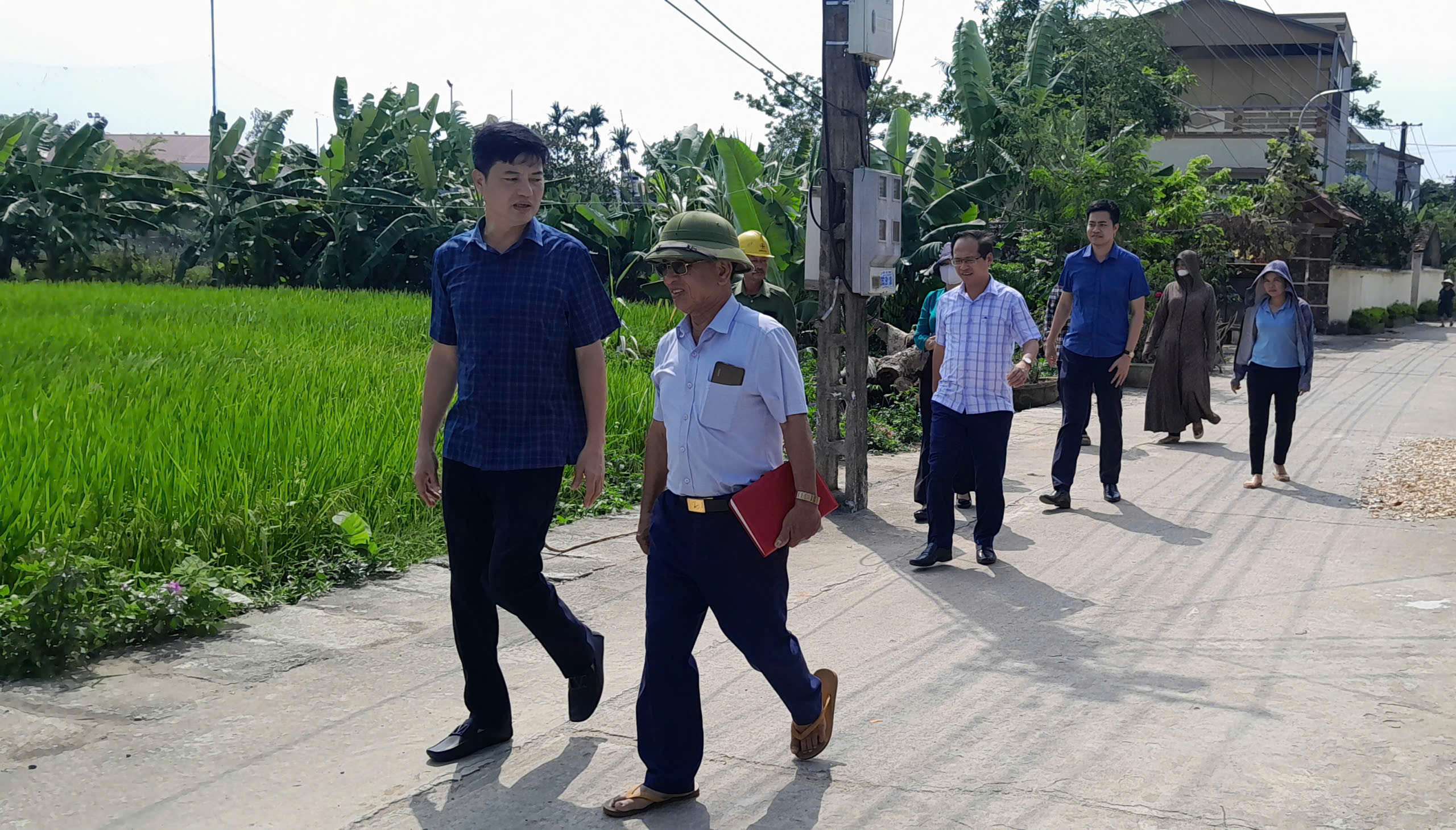 Đồng chí Phó Bí thư Thường trực Lê Minh Sơn kiểm tra việc thực hiện 03/NQ-HĐND tại các thôn Xóm 1, Vỹ Thôn