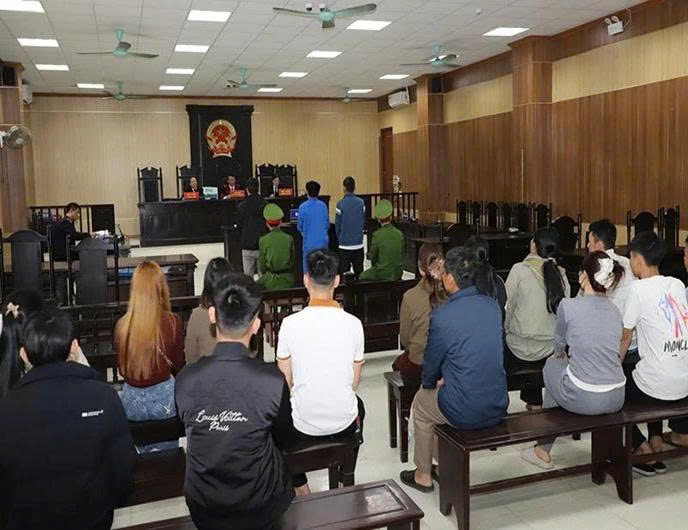 Trường hợp nào sử dụng dao sắc, nhọn bị coi là sử dụng trái phép vũ khí quân dụng