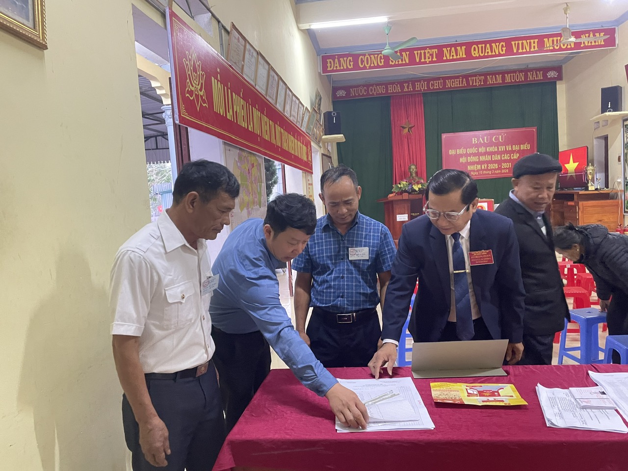 Đ/C LƯƠNG MINH HÙNG- BÍ THƯ ĐẢNG ỦY, CHỦ TỊCH HỘI ĐỒNG NHÂN DÂN XÃ CÔNG CHÍNH NHIỆM KỲ 2021- 2026 ĐI KIỂM TRA, ĐỘNG VIÊN CÁC ĐƠN VỊ BẦU CỬ, TỔ BẦU CỬ TRÊN ĐỊA BÀN XÃ CÔNG CHÍNH TRƯỚC THỜI ĐIỂM KHAI MẠC BẦU CỬ