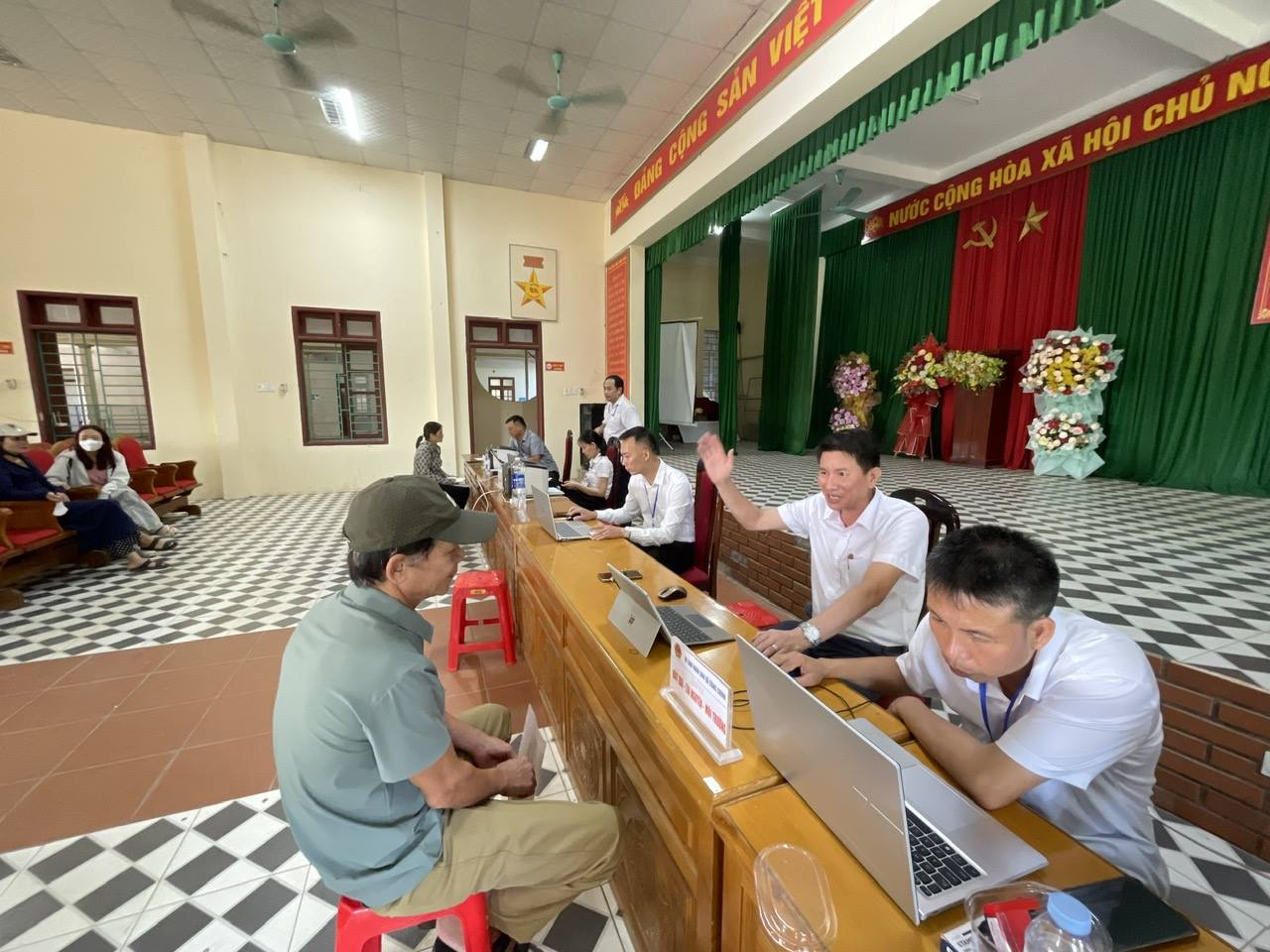Anh-tin-bai
