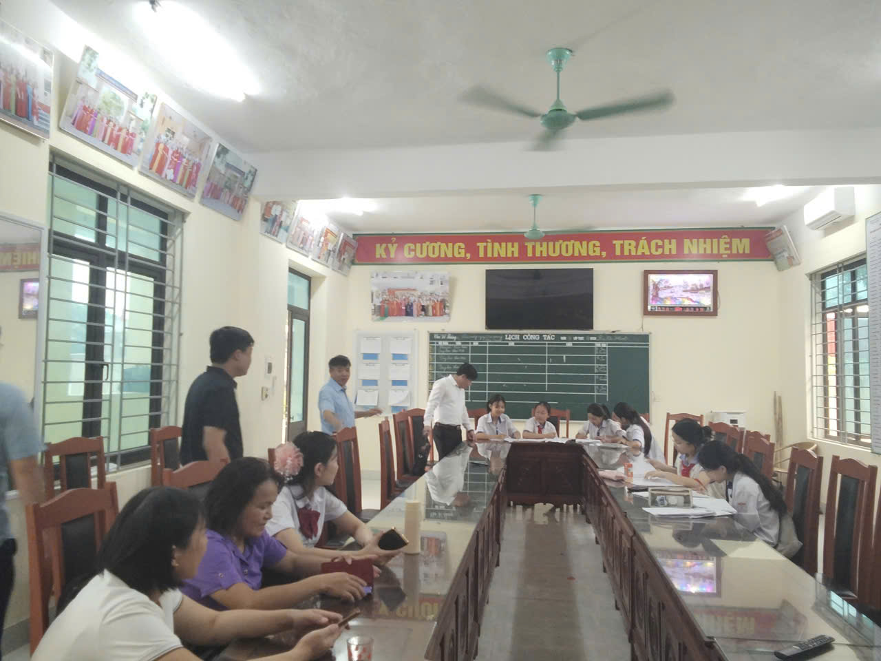 UỶ BAN NHÂN DÂN XÃ CÔNG CHÍNH KỂM TRA VIỆC TỔ CHỨC DẠY VÀ HỌC TẠI CÁC NHÀ TRƯỜNG TRÊN ĐỊA BÀN XÃ