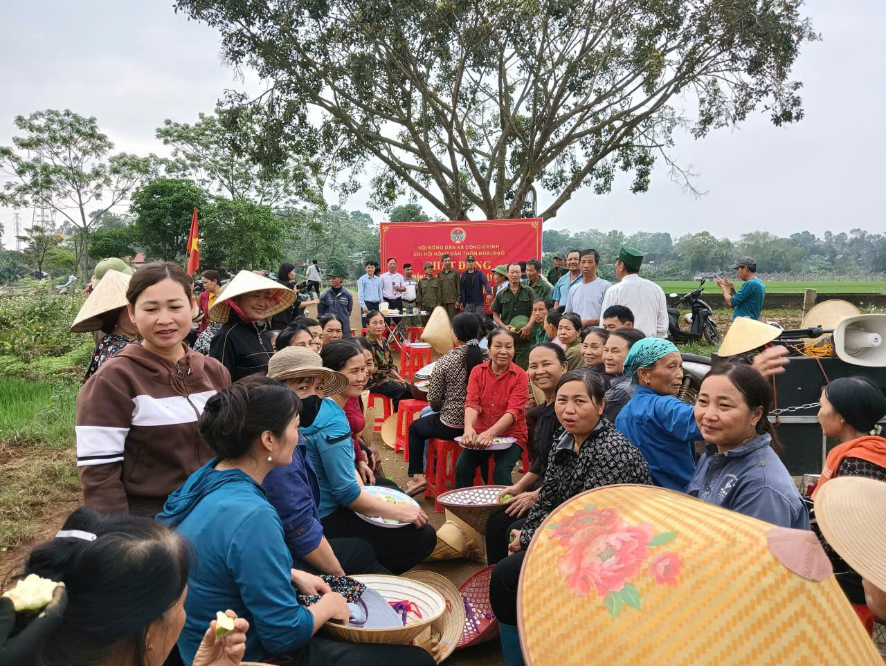 HỘI NÔNG DÂN XÃ CÔNG CHÍNH, TỈNH THANH HÓA PHÁT ĐỘNG TRỒNG HÀNG RÀO XANH- CÂY CẢNH 
