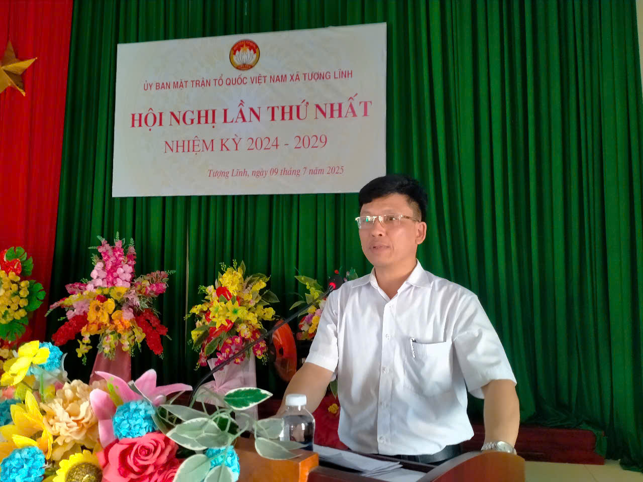 Ảnh có chứa hoa, người, trang phục, trong nhà

Nội dung do AI tạo ra có thể không chính xác.