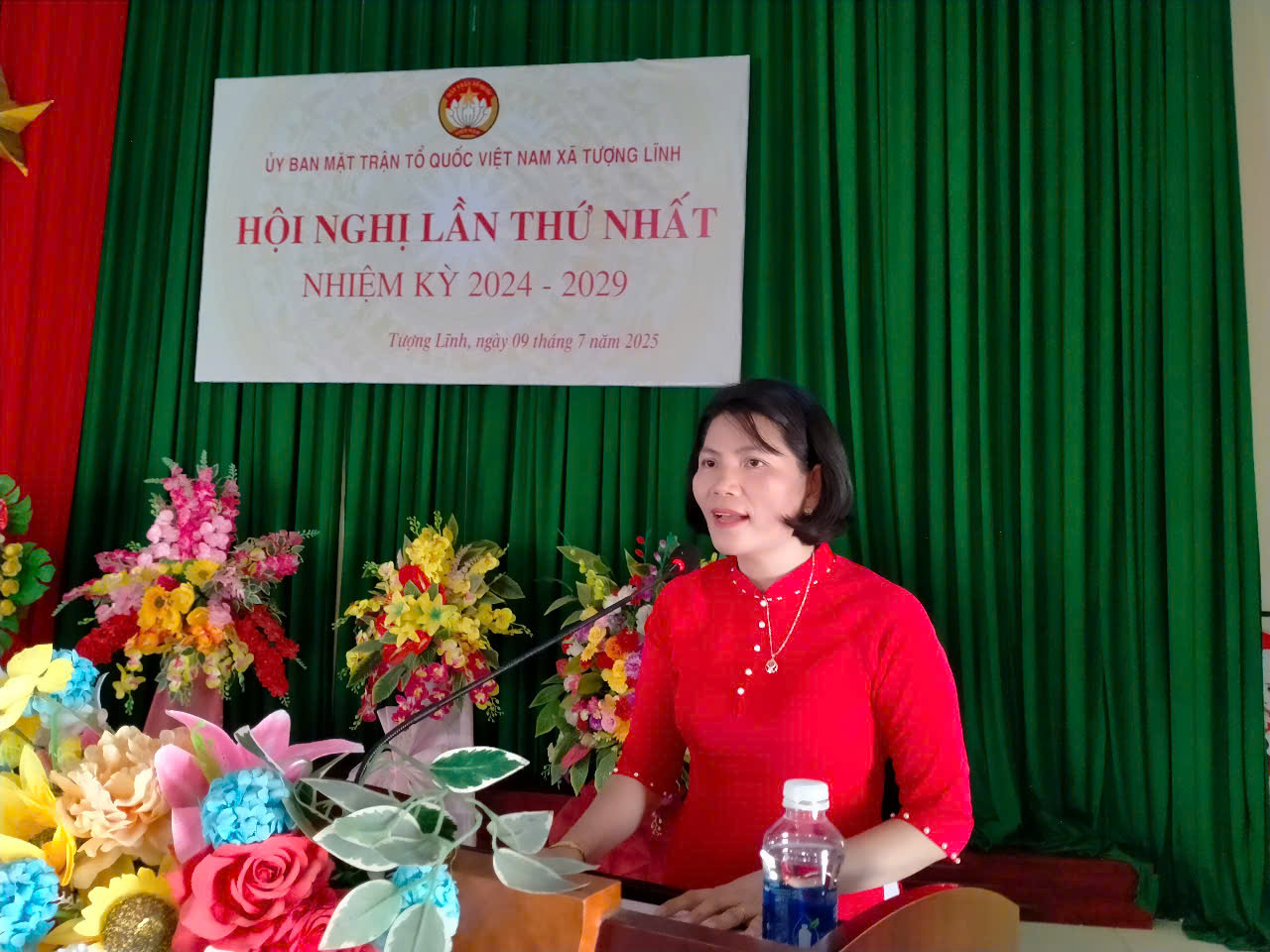 Ảnh có chứa người, hoa, trang phục, Mặt người

Nội dung do AI tạo ra có thể không chính xác.