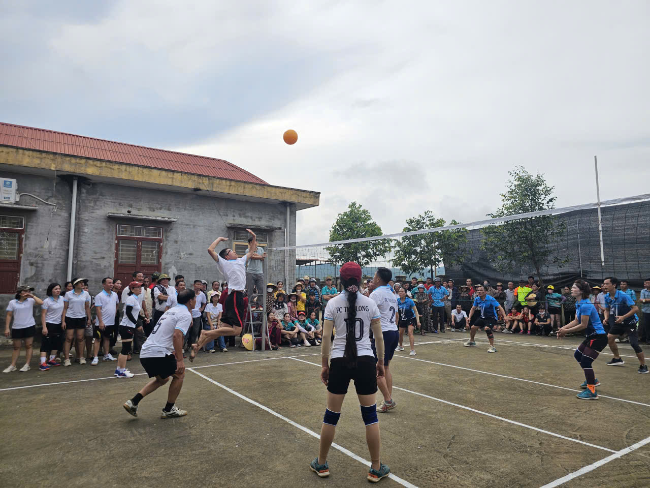 Description: C:\Users\User\Desktop\bong chuyen2.jpg