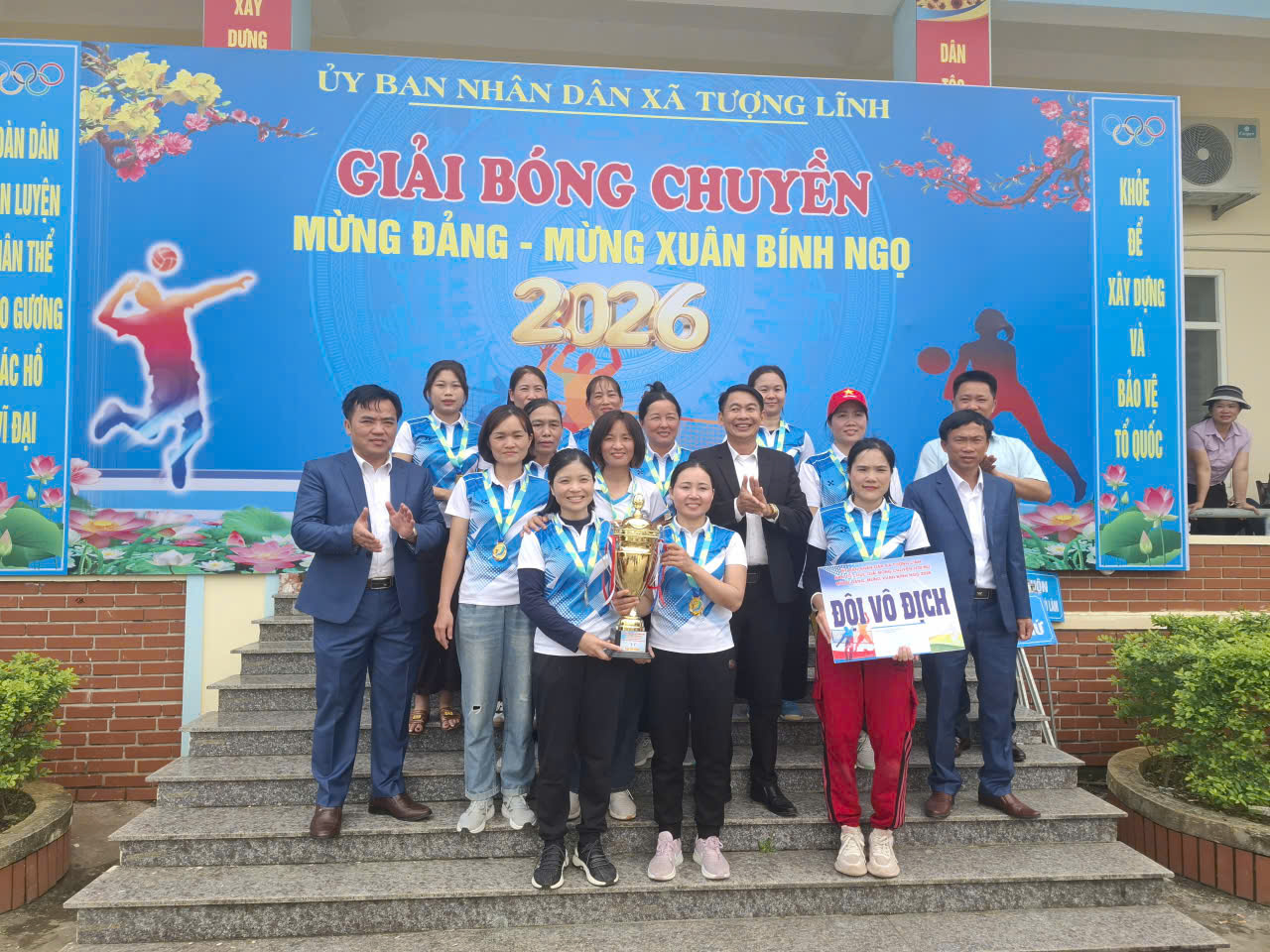 Description: C:\Users\User\Desktop\trao giai\z7551197732156_4ffd91e989e746d286418dd7970931d2.jpg