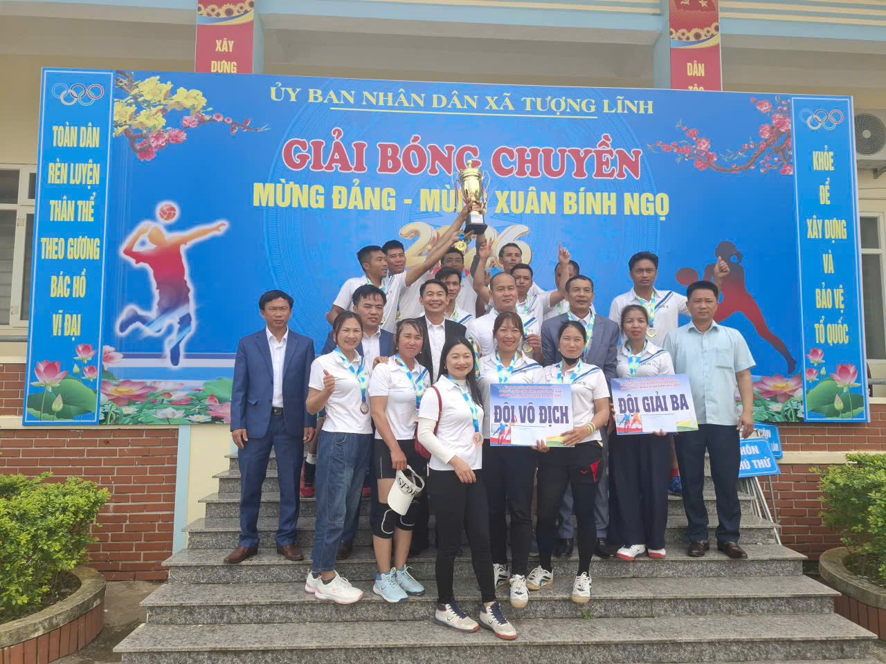 Description: C:\Users\User\Desktop\trao giai\z7551197666250_26bd9bc70c680ccfe2757e47e15eb6e1.jpg