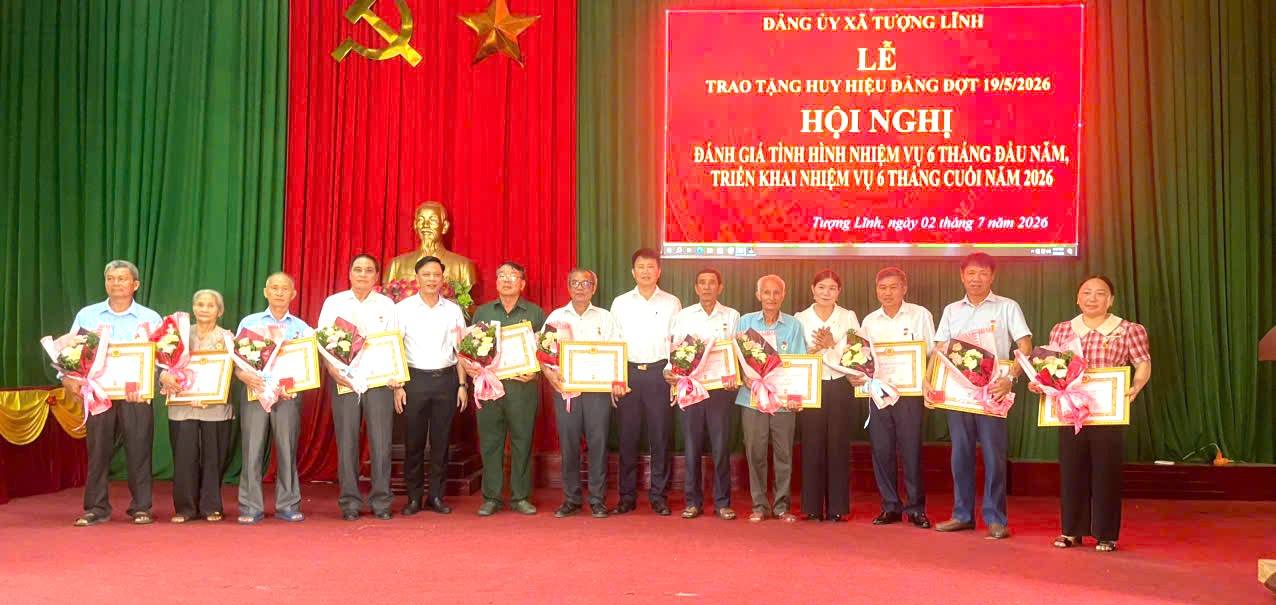 Description: C:\Users\User\Desktop\ANH SƠ KẾT ĐẢNG\z7998400229020_bc201b03ef21e41e2a67a7c2cc9989d2.jpg