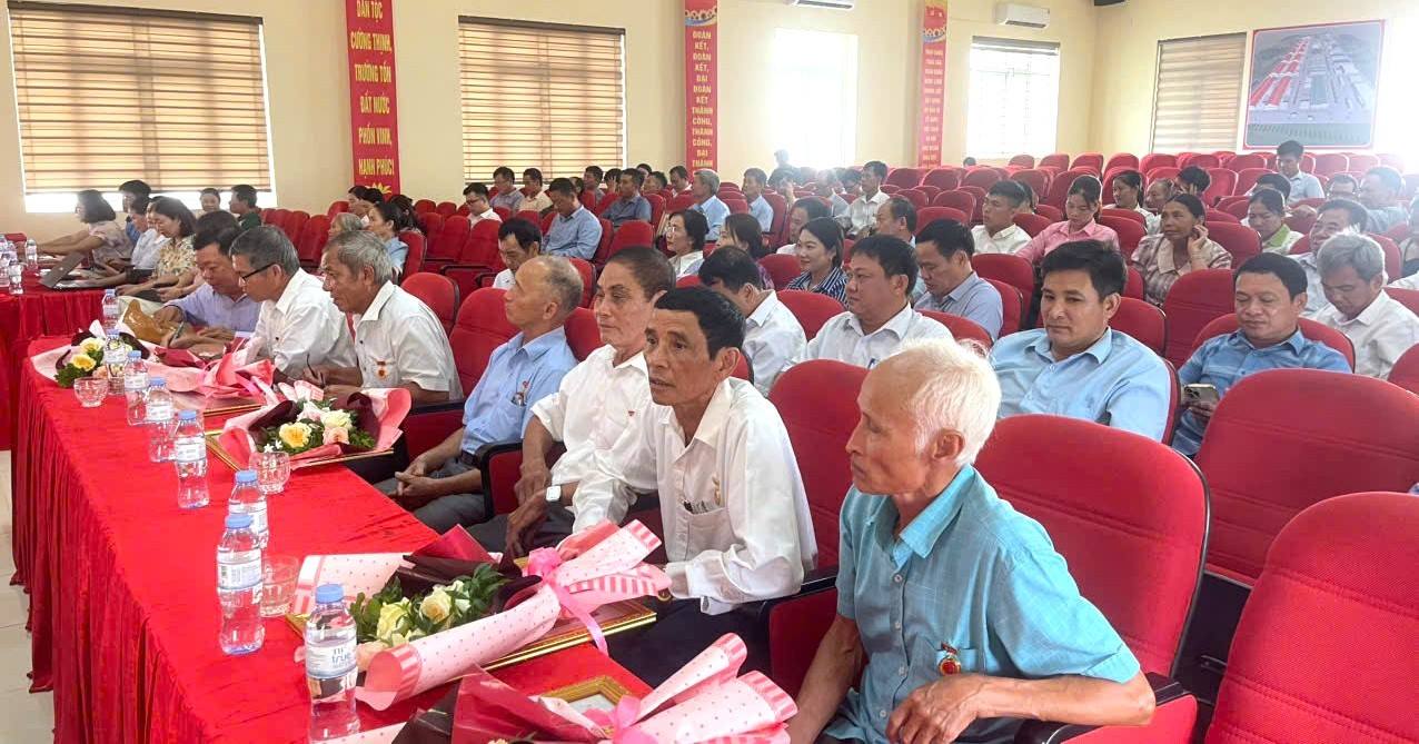 Description: C:\Users\User\Desktop\ANH SƠ KẾT ĐẢNG\z7998400431215_5546c51e6b9a2f30d0a496cb79dc41b4.jpg