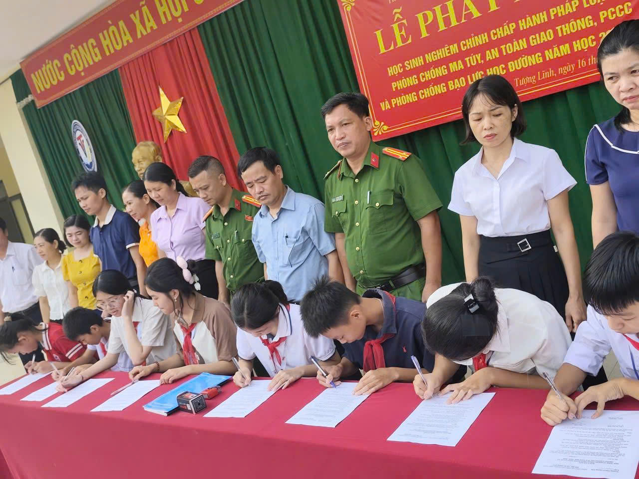 TRƯỜNG THCS TƯỢNG VĂN TỔ CHỨC TUYÊN TRUYỀN  GIÁO DỤC PHÁP LUẬT KỸ NĂNG PHÒNG, CHỐNG MA TÚY HỌC ĐƯỜNG;  AN TOAN GIAO THÔNG; BẠO LỰC HỌC ĐƯỜNG