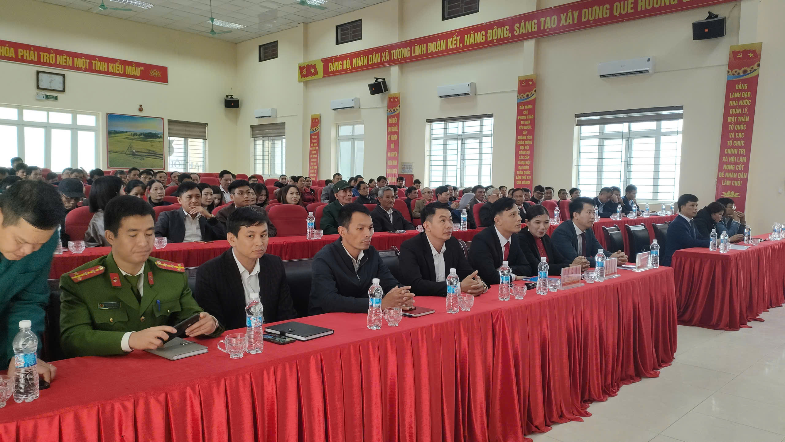 XÃ TƯỢNG LĨNH TRAO HUY HIỆU ĐẢNG CHO ĐẢNG VIÊN VÀ TRIỂN KHAI NGHỊ QUYẾT ĐẠI HỘI ĐẢNG BỘ XÃ LẦN THỨ NHẤT, NHIỆM KỲ 2025–2030