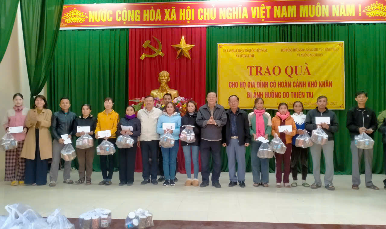 Trao tặng quà cho các hộ gia đình có hoàn cảnh khó khăn của xã Tượng Lĩnh bị ảnh hưởng do thiên tai
