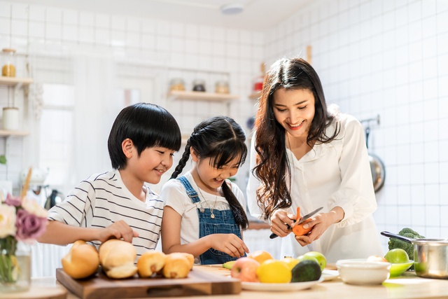 Xây dựng thực đơn cho trẻ tại gia đình: Bữa ăn hàng ngày cần có đủ 4 nhóm thực phẩm- Ảnh 1.