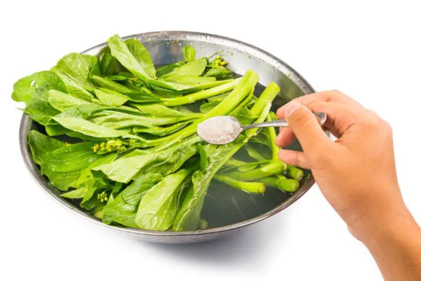 Có nên ngâm, rửa rau củ quả với nước muối, nên để bao lâu? Việc quen thuộc nhưng rất nhiều người hiểu sai- Ảnh 2.