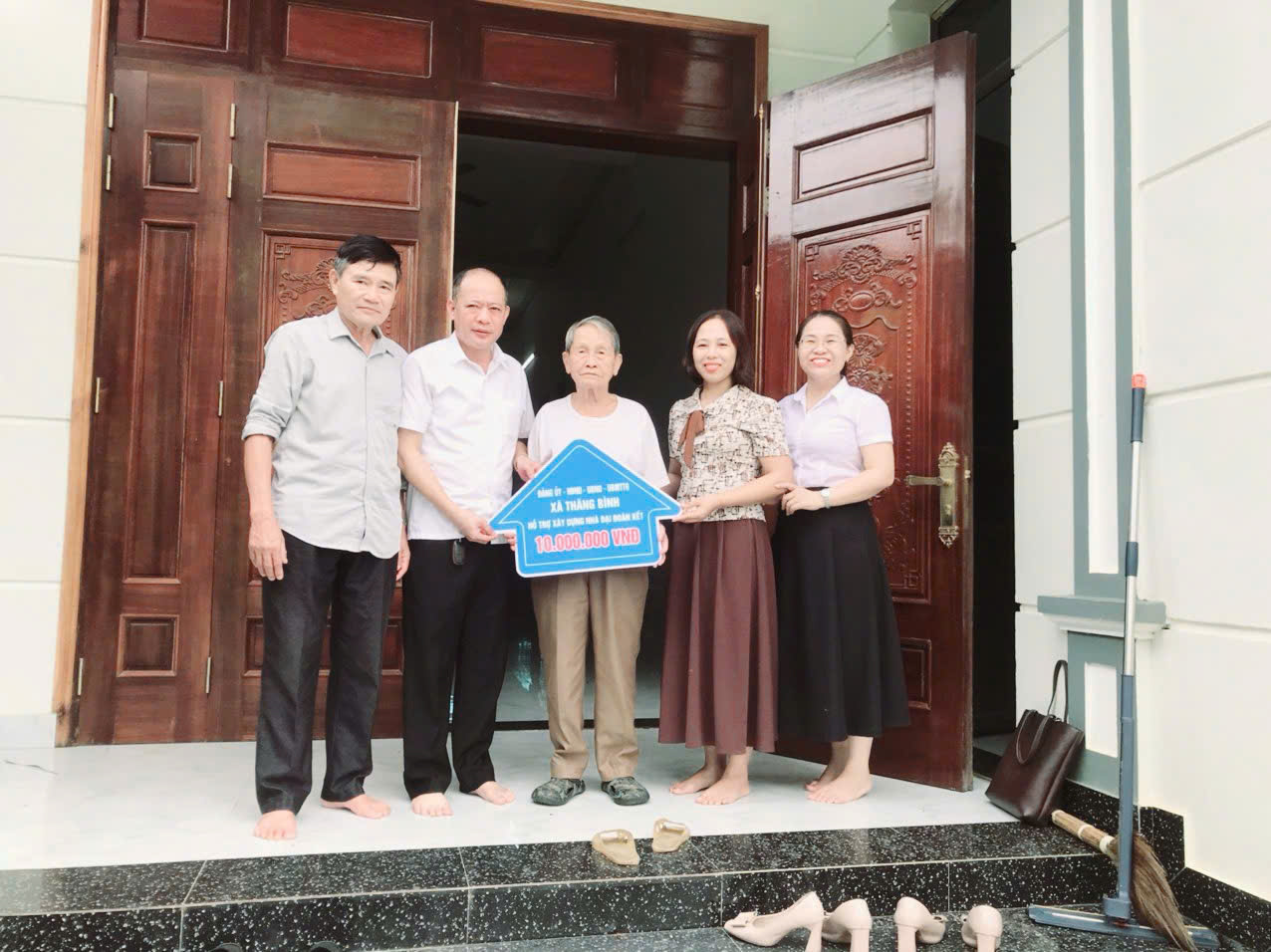 XÃ THĂNG BÌNH TRAO 120 TRIỆU ĐỒNG HỖ TRỢ XÂY DỰNG, SỬA CHỮA NHÀ Ở CHO 09 HỘ NGƯỜI CÓ CÔNG VÀ THÂN NHÂN LIỆT SĨ