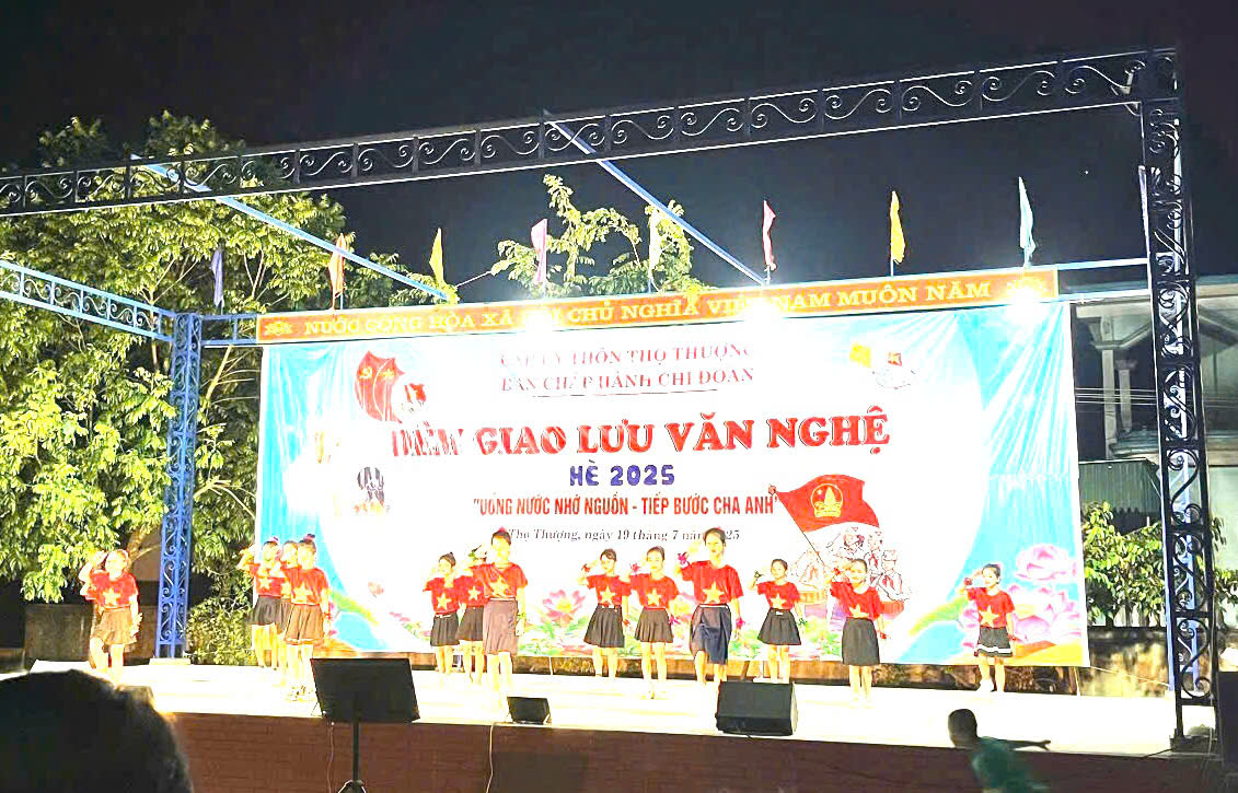 Ban chấp hành chi đoàn thôn Thọ Thượng tổ chức đêm giao lưu văn nghệ hè 2025 với chủ đề "Uống nước nhớ nguồn - Tiếp bước cha anh".