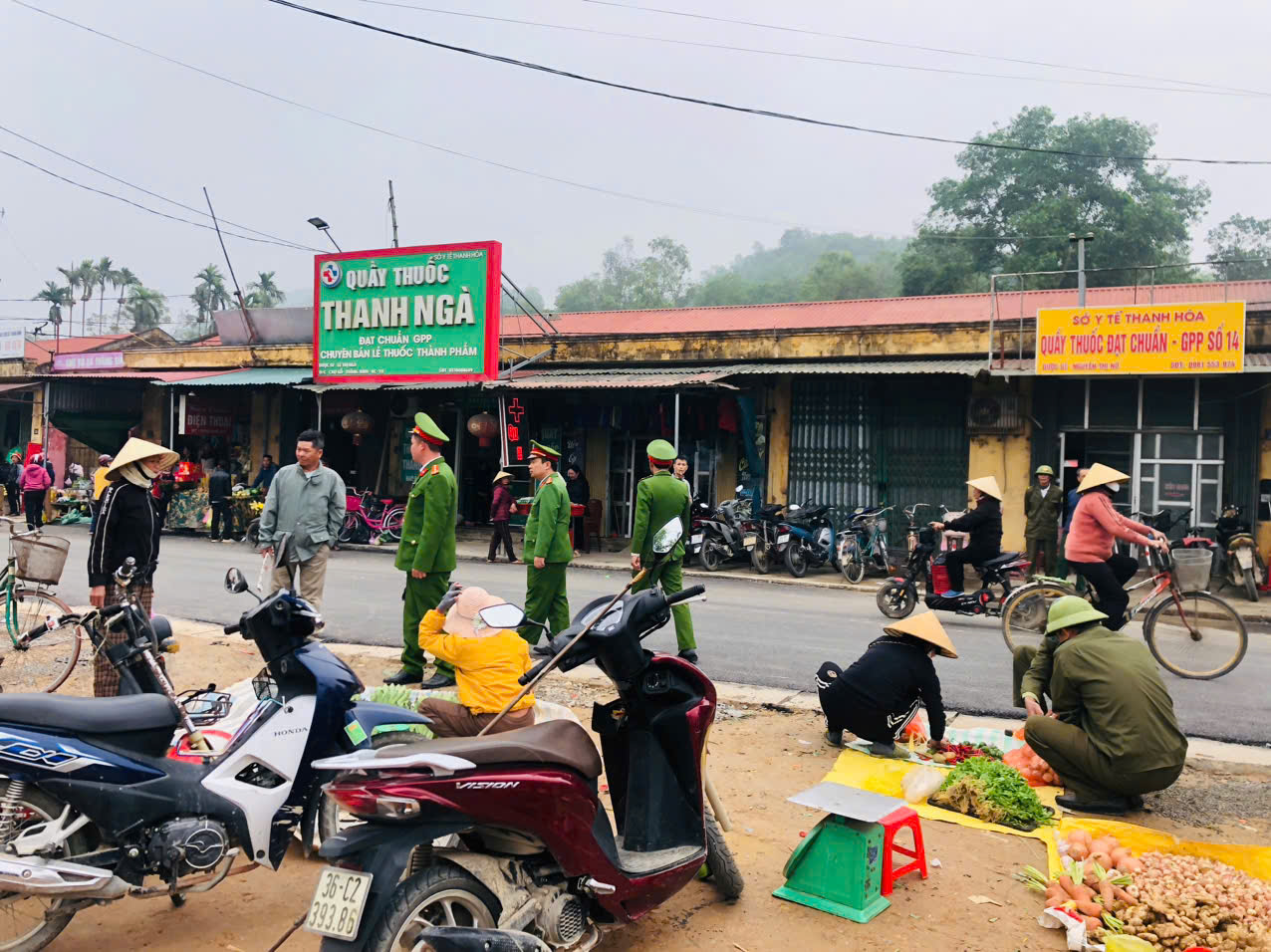 Công an xã Thăng Bình tiếp tục ra quân lập lại trật tự an toàn giao thông tại chợ Vạn Thành và chợ Gỗ