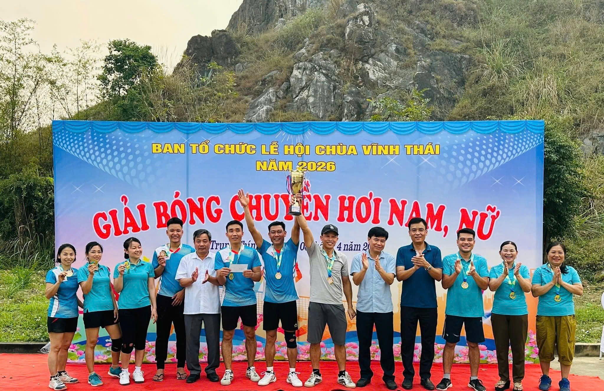 Xã Trung Chính tổ chức thành công giải bóng chuyền hơi nam nữ trong chương trình Lễ hội truyền thống Chùa Vĩnh Thái năm 2026