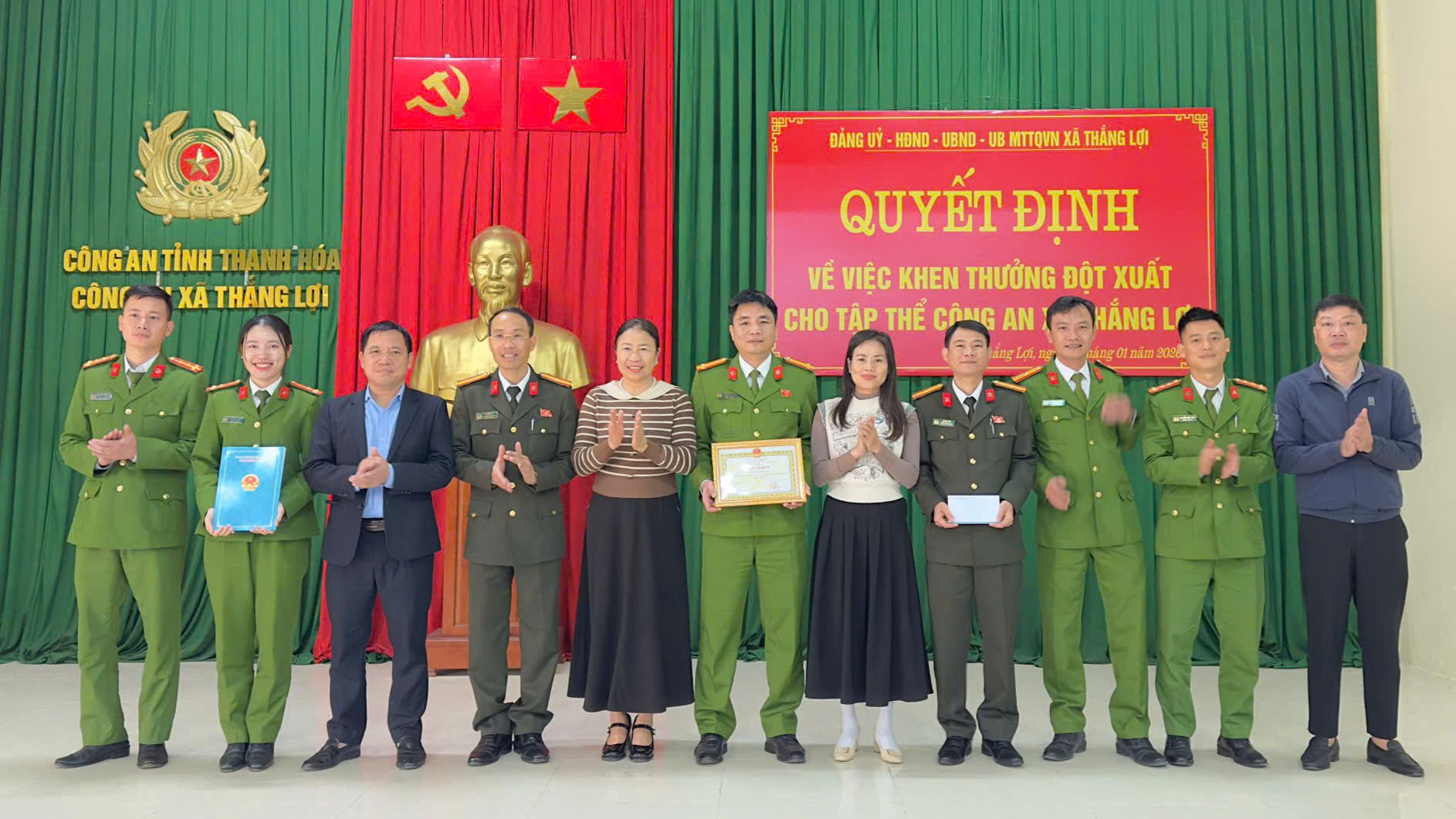 Xã Thắng Lợi khen thưởng đột xuất cho Công an xã có thành tích xuất sắc trong công tác đấu tranh phòng, chống tội phạm về ma túy
