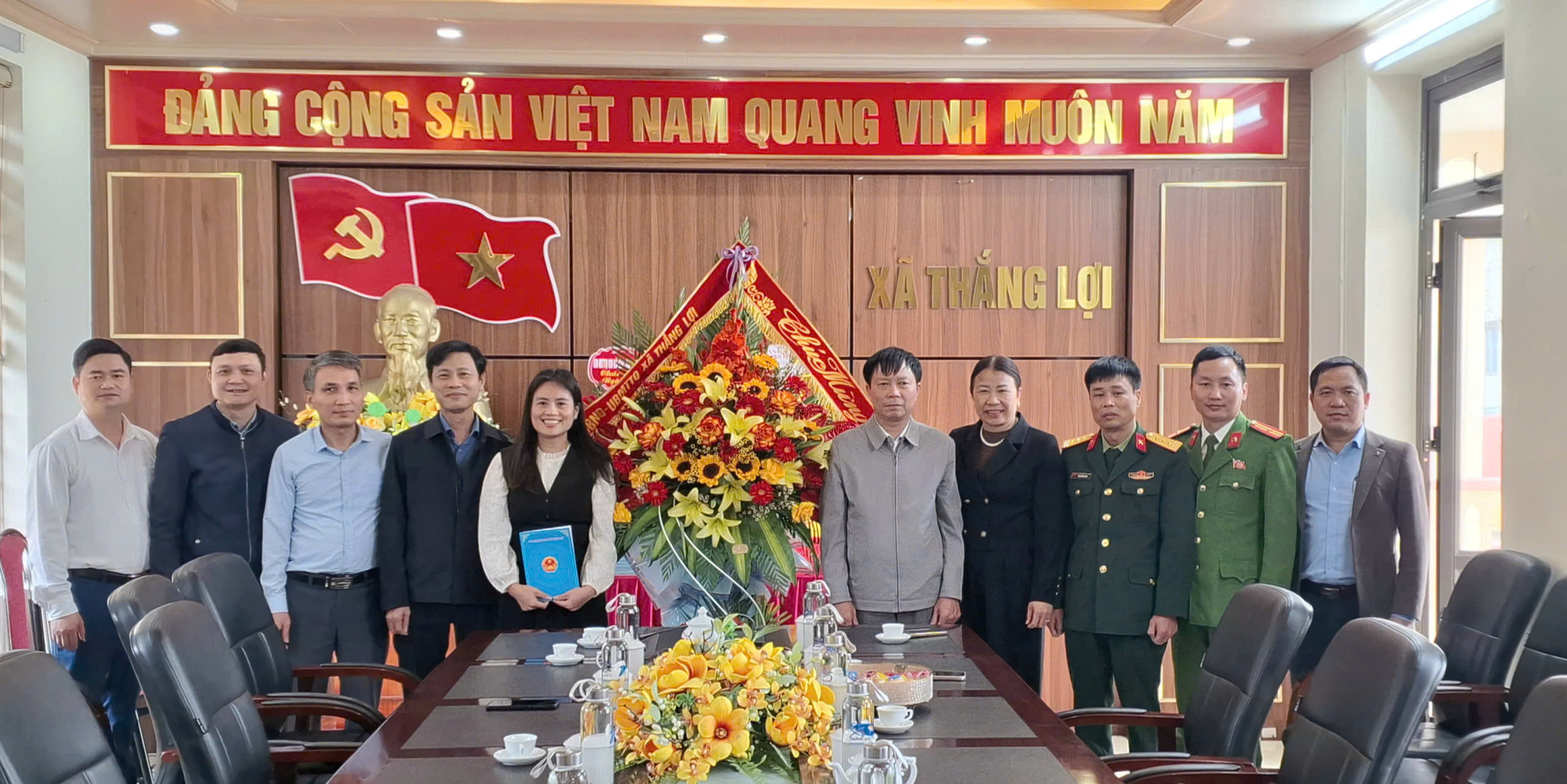 HĐND, UBND, MTTQ xã Thắng Lợi chúc mừng cơ quan Đảng ủy xã nhân kỷ niệm 96 năm Ngày thành lập Đảng