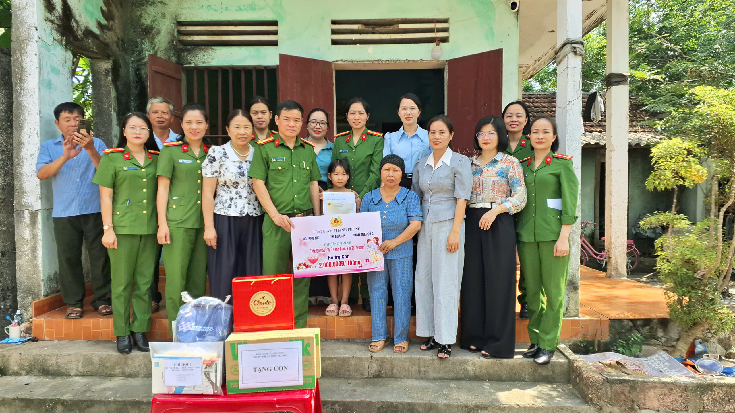 Trại giam Thanh Phong nhận đỡ đầu trẻ em có hoàn cảnh đặc biệt khó khăn tại xã Thắng Lợi