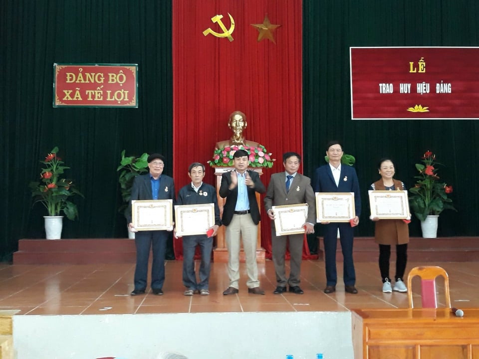 trao huy hiệu Đảng.jpg