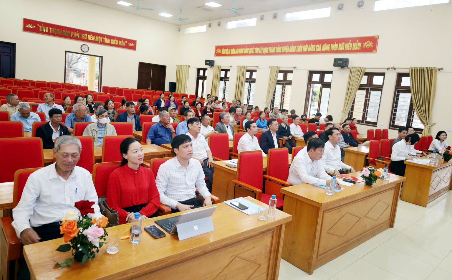 A group of people sitting in a lecture hall
Description automatically generated