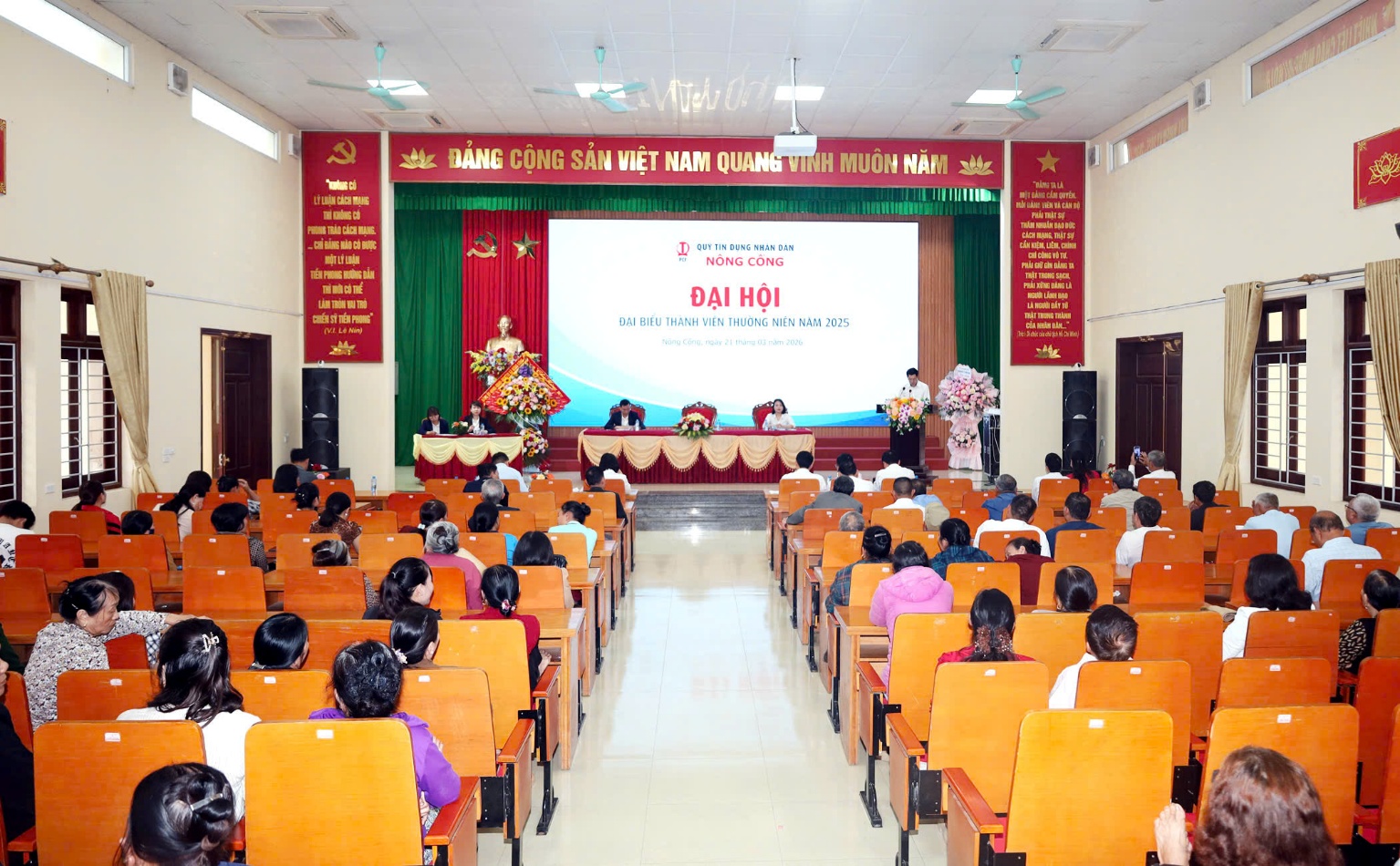 A group of people in a classroom
Description automatically generated