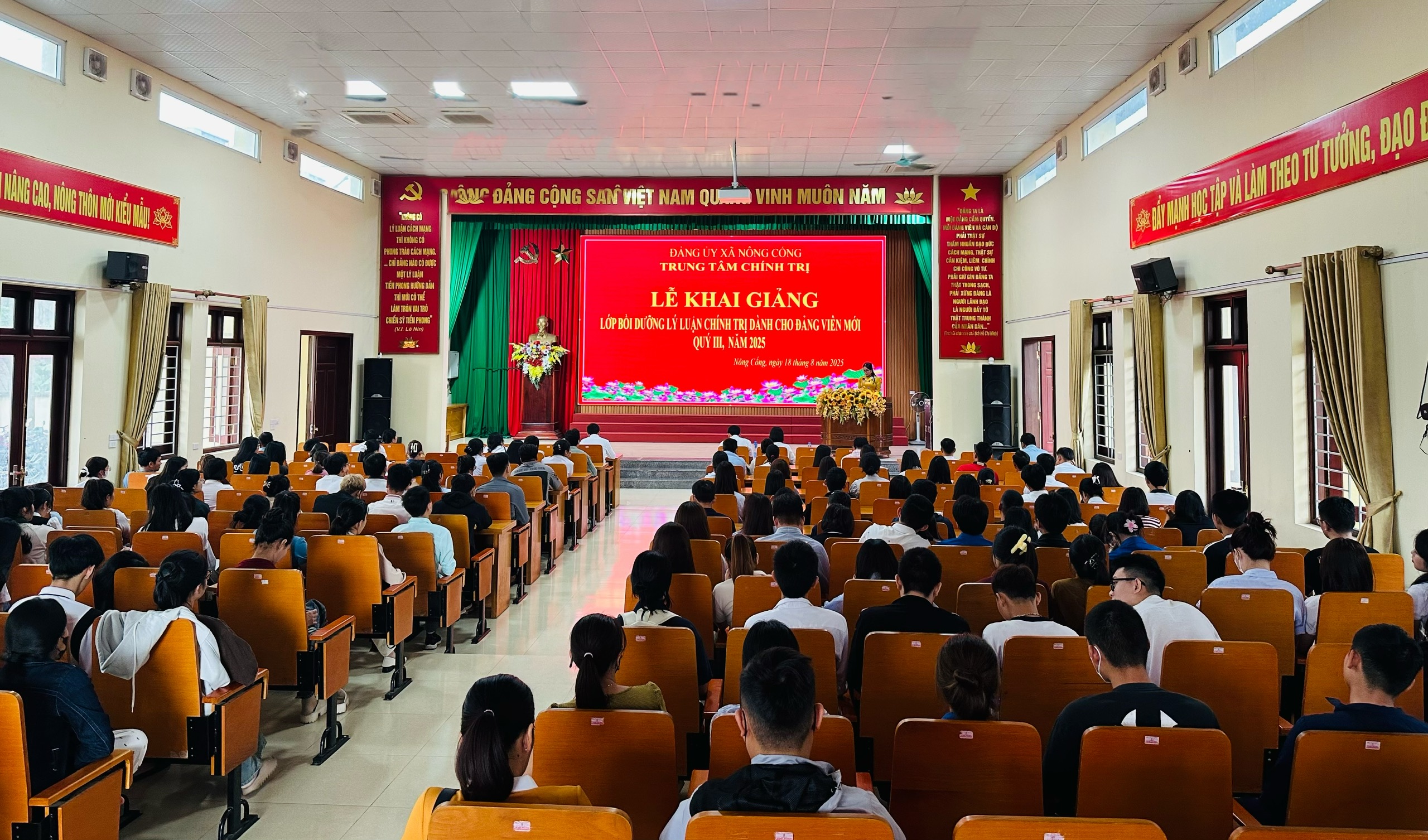 TRUNG TÂM CHÍNH TRỊ XÃ NÔNG CỐNG KHAI GIẢNG LỚP BỒI DƯỠNG LÝ LUẬN CHÍNH TRỊ DÀNH CHO ĐẢNG VIÊN MỚI QUÝ III/2025