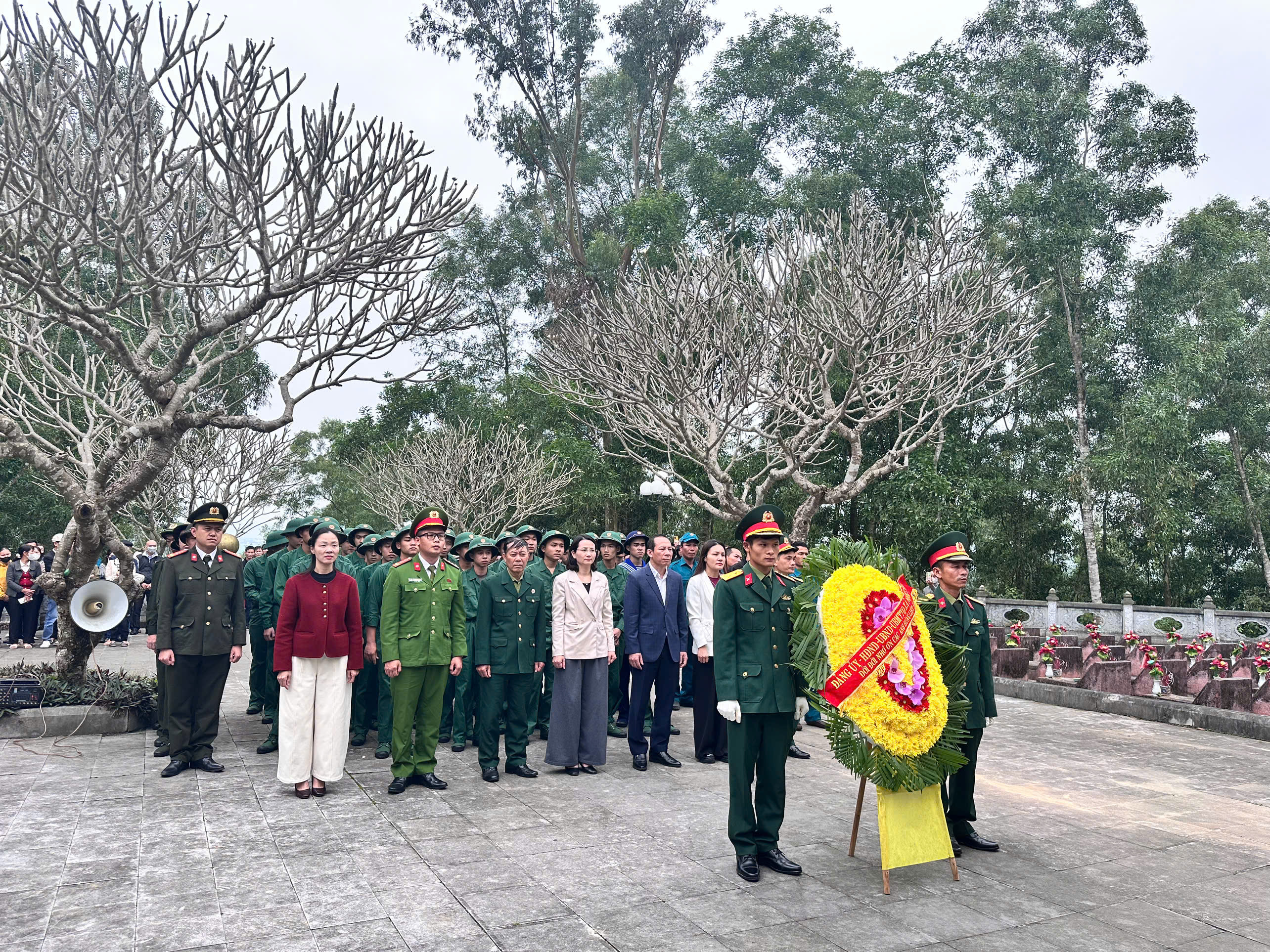 Thanh niên Nông Cống viếng Nghĩa trang liệt sỹ trước ngày lên đường nhập ngũ