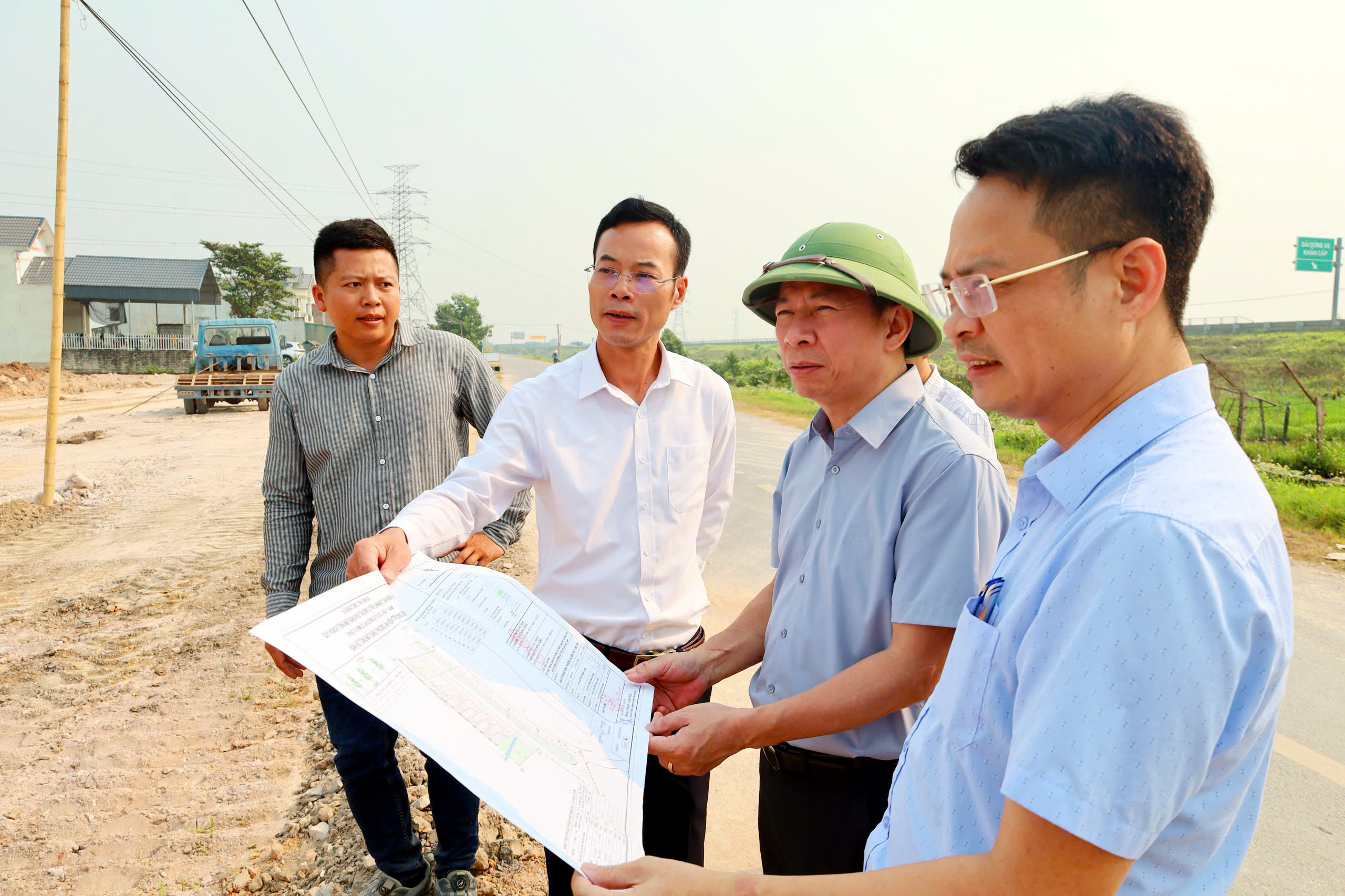 Đồng chí Bí thư Đảng ủy xã Nông Cống Võ Mạnh Sơn kiểm tra một số dự án trên địa bàn 