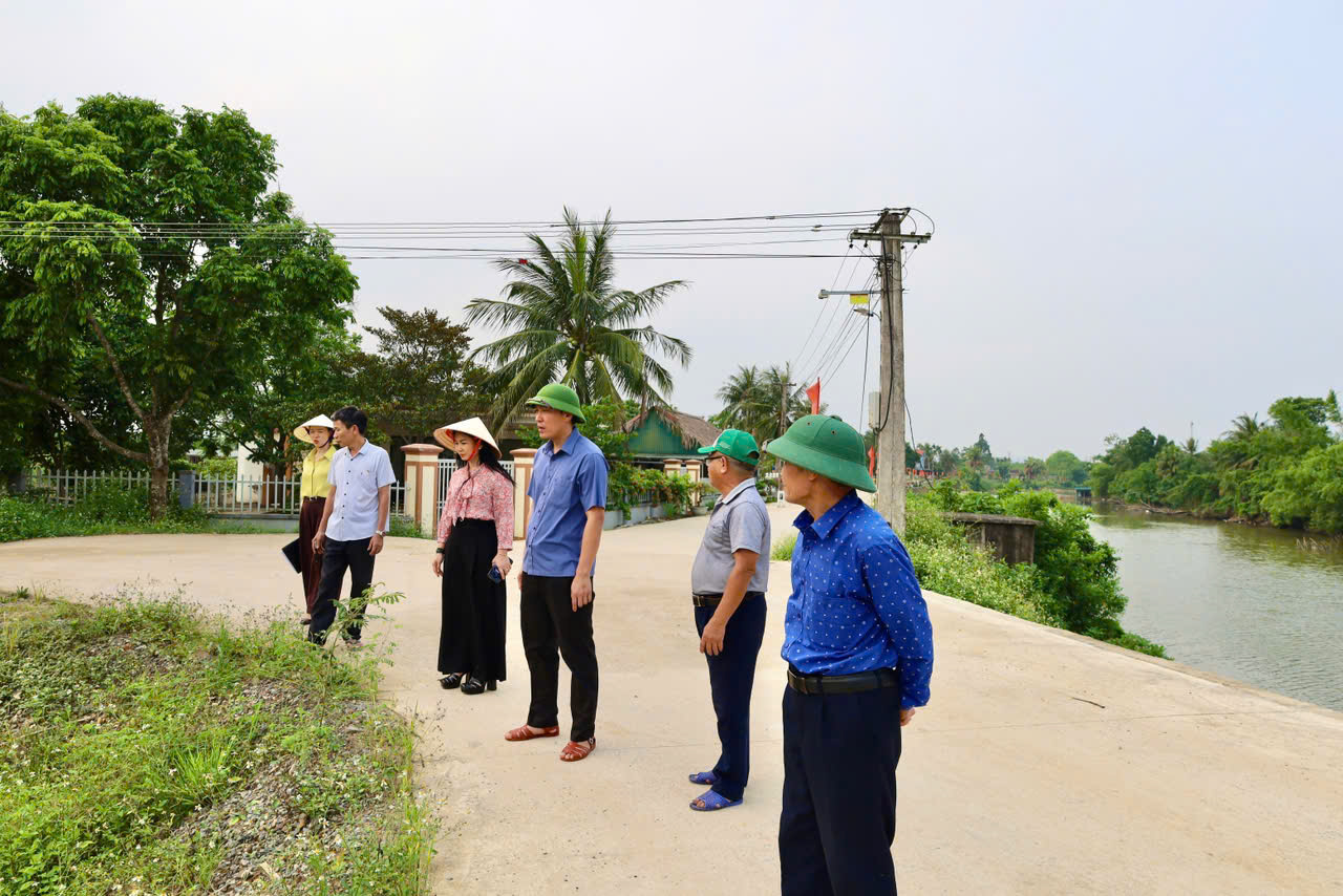 Đồng chí Trương Công Tuấn, Phó Bí thư Thường trực Đảng ủy xã Nông Cống đã trực tiếp đi khảo sát thực tế một số tuyến đường giao thông nông thôn tại các thôn Lê Xá 1, Lê Xá 2 và thôn Cộng Hòa