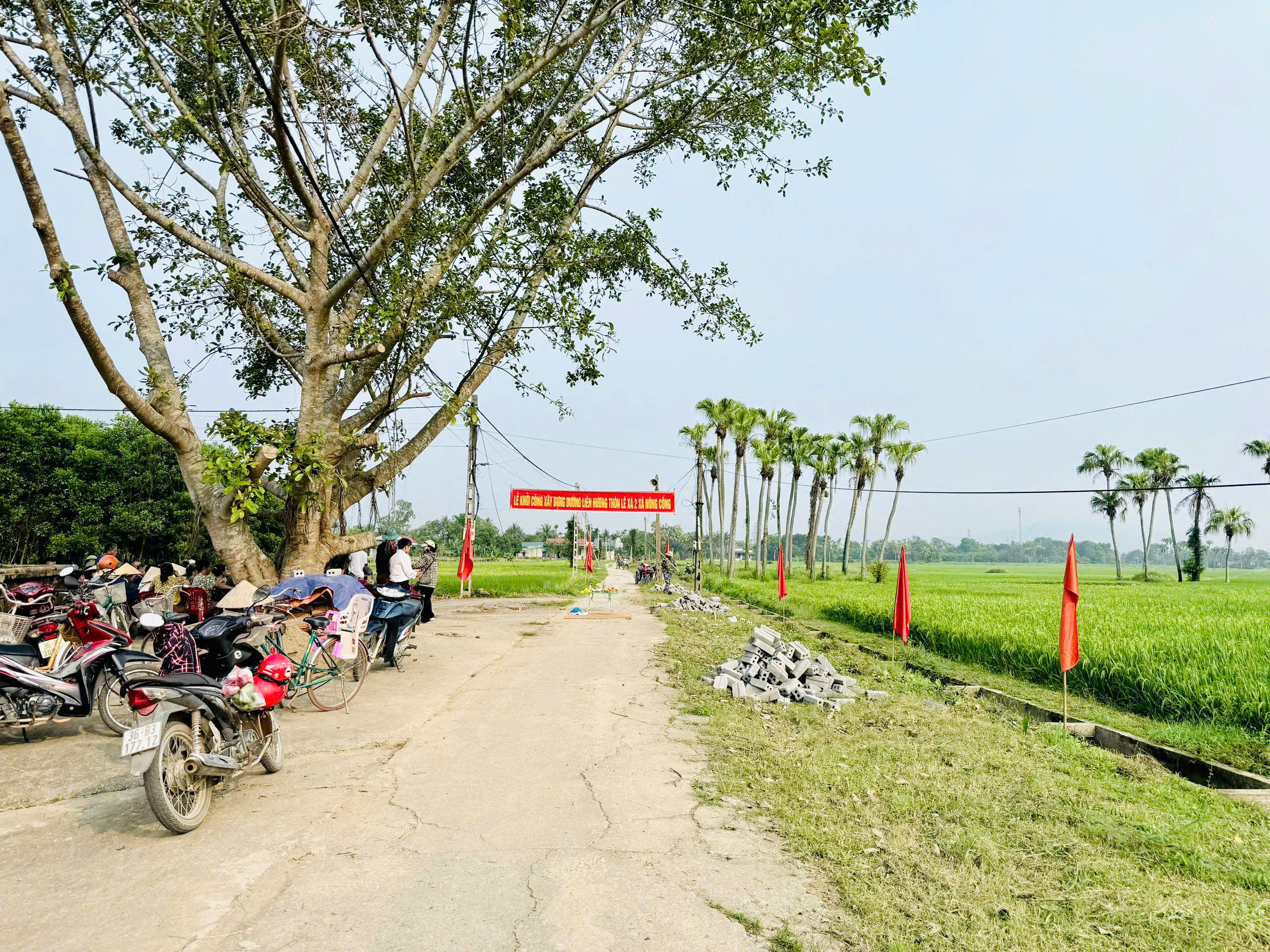 THÔN LÊ XÁ 2 KHỞI CÔNG XÂY DỰNG ĐƯỜNG LIÊN HƯƠNG 2,4KM, CHUNG TAY XÂY DỰNG NÔNG THÔN MỚI