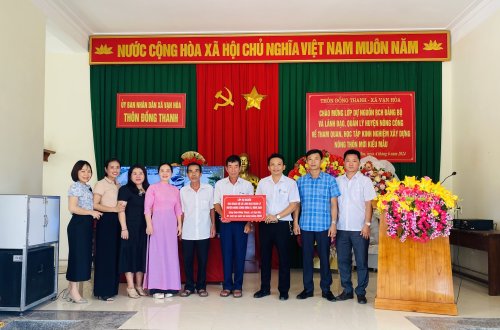 LỚP DỰ NGUỒN BCH ĐẢNG BỘ VÀ LÃNH ĐẠO, QUẢN LÝ HUYỆN NÔNG CỐNG HỌC TẬP KINH NGHIỆM XÂY DỰNG NTM KIỂU MẪU TẠI XÃ VẠN HÒA