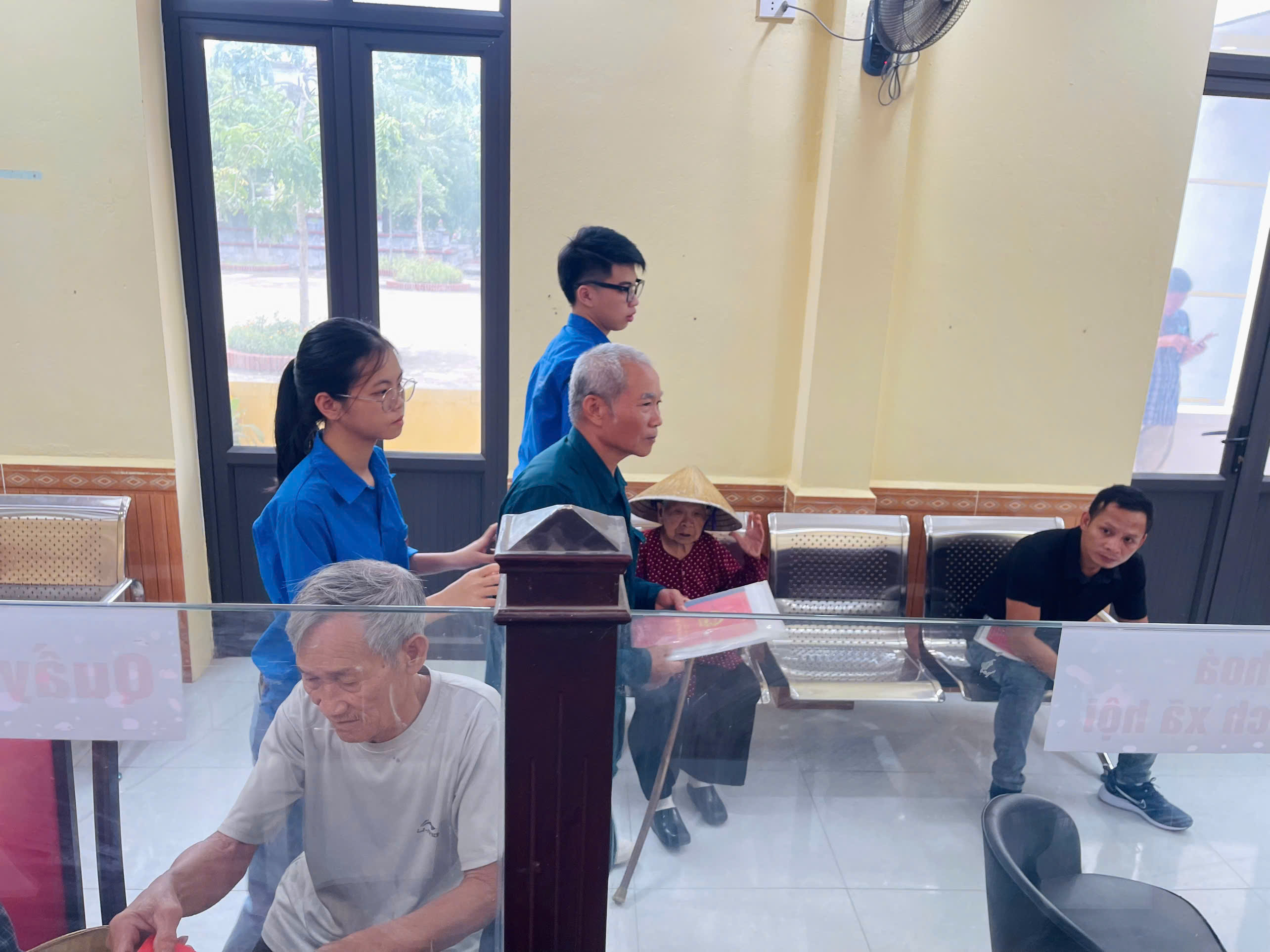 TUỔI TRẺ XÃ QUẢNG CHÍNH XUNG KÍCH HỖ TRỢ NGƯỜI DÂN TRONG NHỮNG NGÀY ĐẦU VẬN HÀNH XÃ MỚI