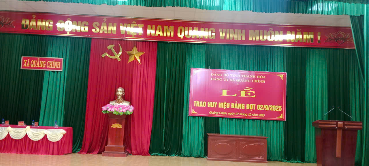 ĐẢNG BỘ XÃ QUẢNG CHÍNH TỔ CHỨC LỄ TRAO HUY HIỆU ĐẢNG ĐỢT 02/9/2025