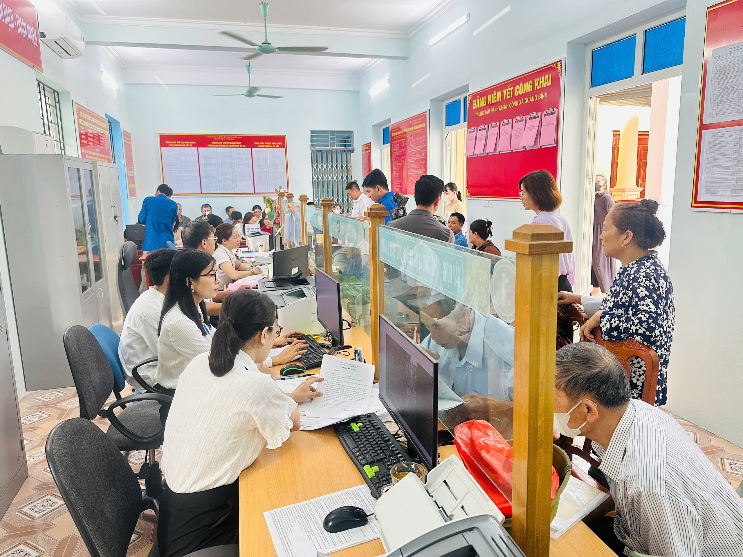 Đại hội Chi bộ Trung tâm phục vụ Hành chính công xã Quảng Bình Hướng đến sự hài lòng của người dân và doanh nghiệp