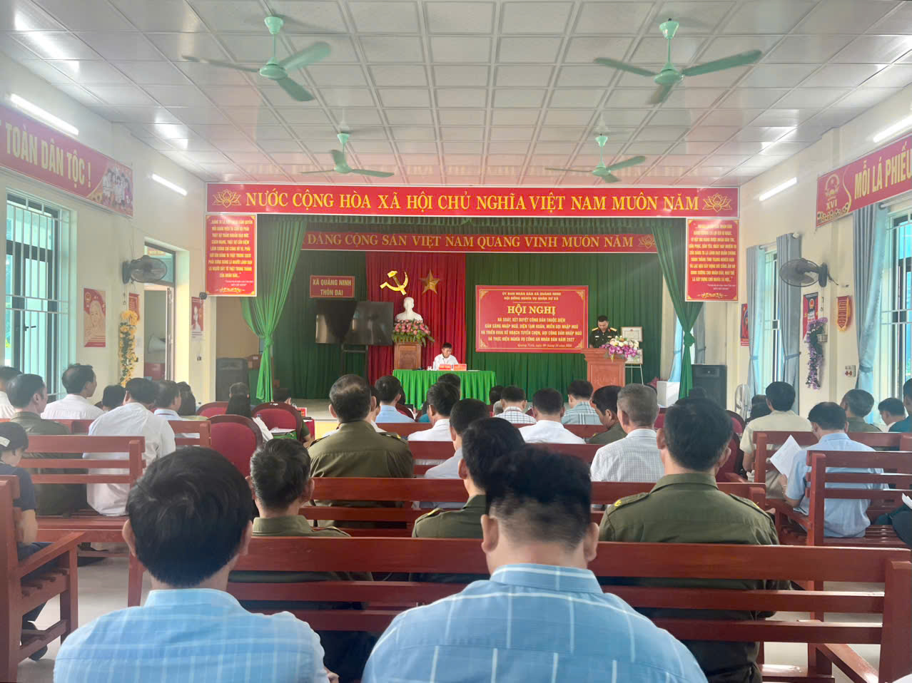 Hội đồng NVQS xã Quảng Ninh tổ chức Hội nghị xét duyệt công dân trong độ tuổi sẵn sàng nhập ngũ và triển khai Kế hoạch tuyển chọn, gọi công dân nhập ngũ; thực hiện nghĩa vụ Công an Nhân dân năm 2027.